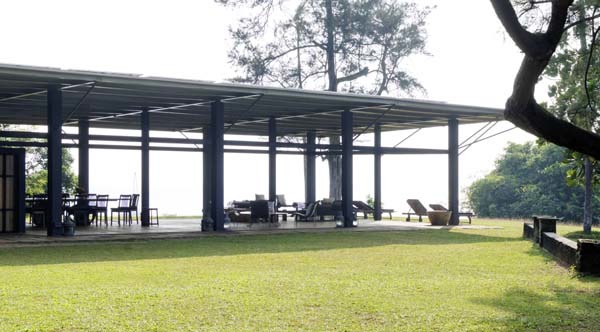 Außenansicht, Haus für Pradeep Jayewardene, Mirissa, Sri Lanka. (Foto: Iwan Baan, 2026)  