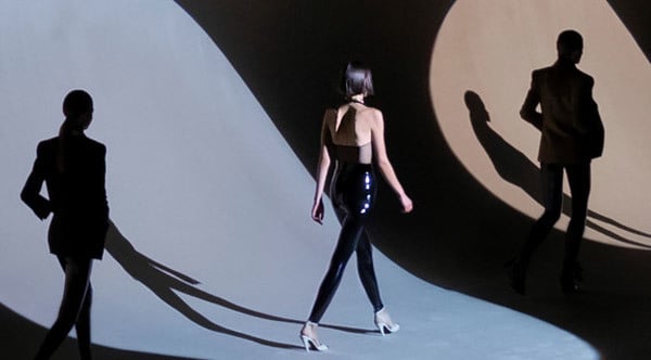 CatwaIk© Vitra Design Museum, basierend auf © Bureau Betak, Foto Marie Laure Dutel, Yves Saint Laurent, Herbst/Winter 2020 