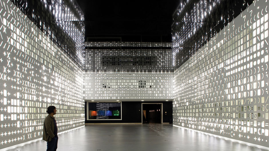 <span>Dass sich die Eröffnungssequenz der <i>Matrix</i>-Trilogie in der realen Welt materialisiert hat, ist dem portugiesischen Designbüro Atelier P-36 zu verdanken.</span> Dass sich die Eröffnungssequenz der Matrix-Trilogie in der realen Welt materialisiert hat, ist dem portugiesischen Designbüro Atelier P-36 zu verdanken.