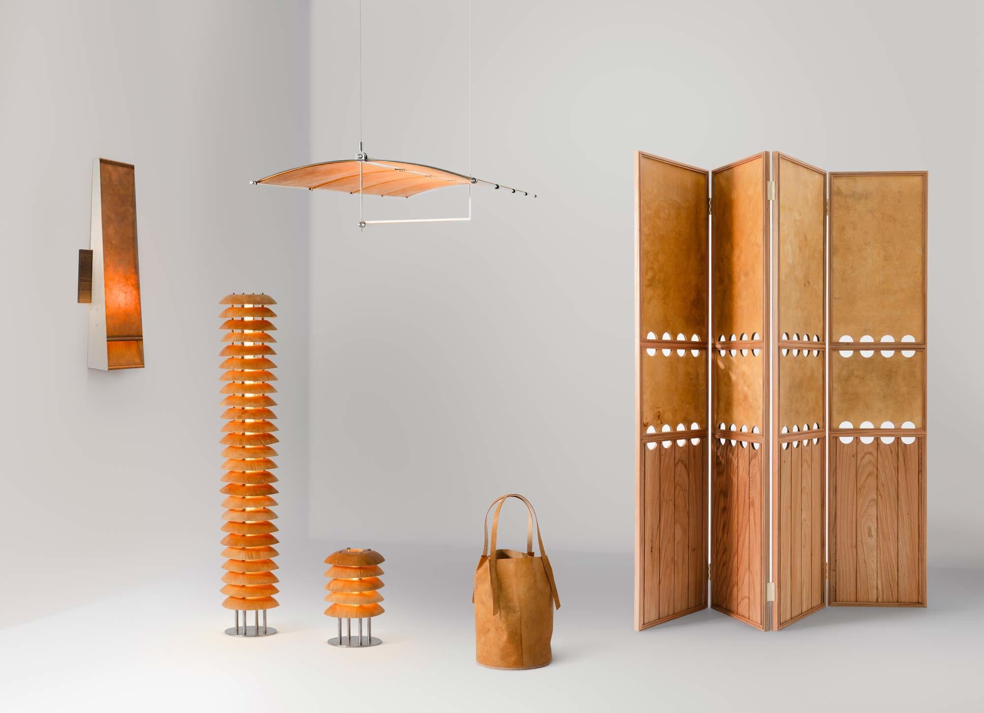 MycoWorks hat mit seiner Fine Mycelium™-Technologie ein Verfahren entwickelt, das das Myzel gezielt steuert und damit Materialien mit definierter Stärke, Flexibilität und Struktur hervorbringt.