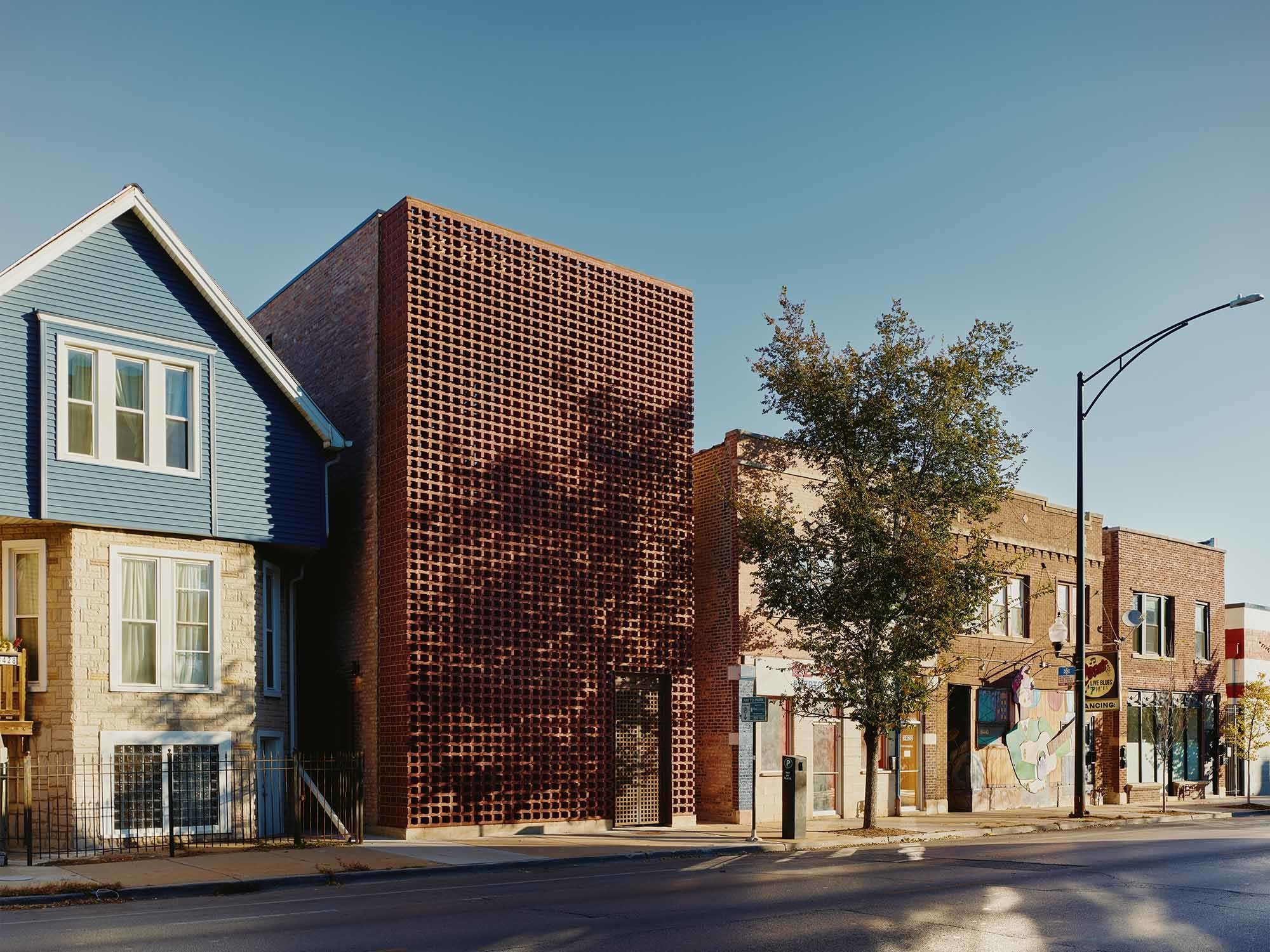 Für den Objektmöbelhersteller NDC hüllte Range Design einen Bestandsbau in eine gitterartige, lichtdurchlässige Backsteinfassade. Das Material nimmt Bezug auf die Architekturgeschichte Chicagos.