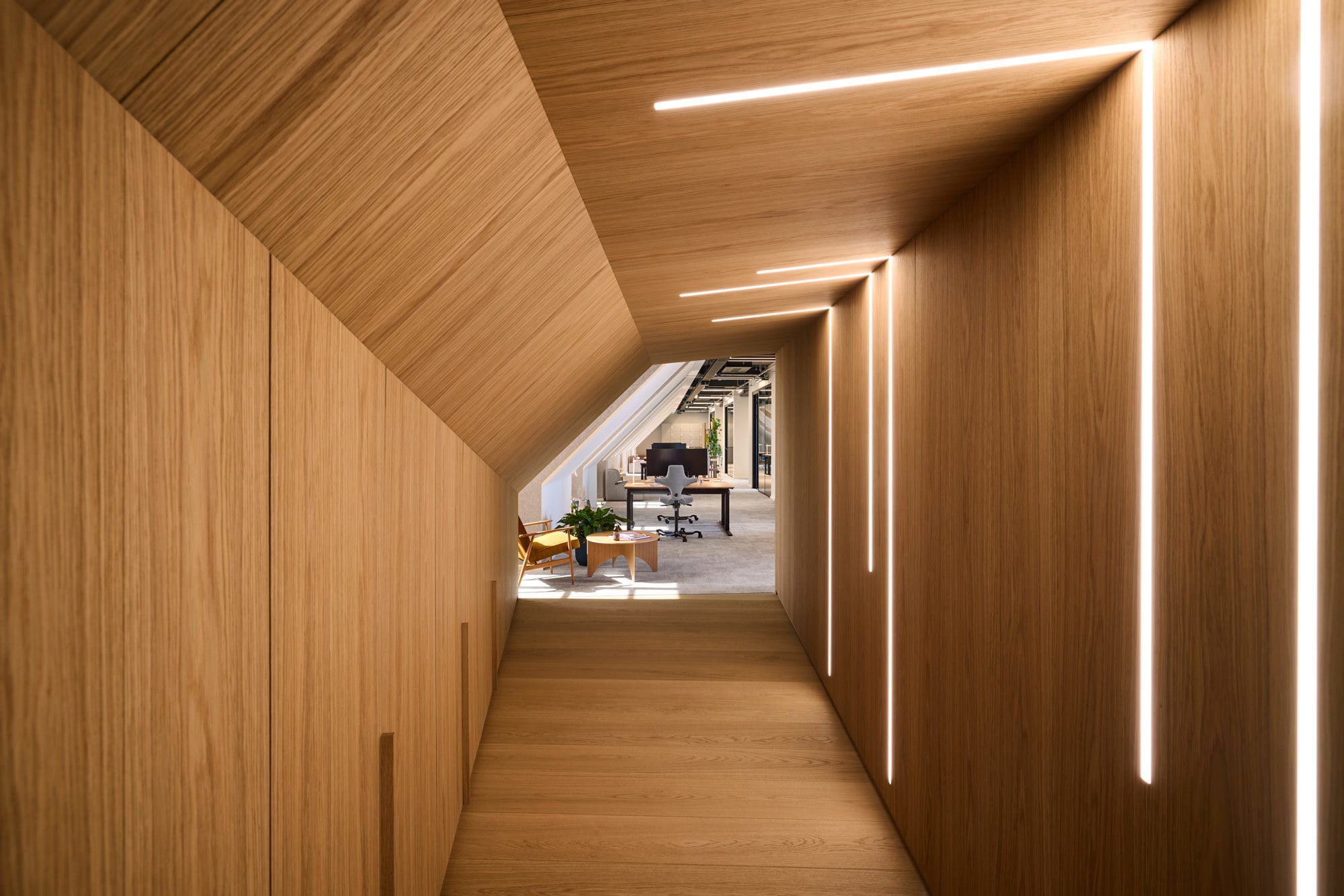 Passend zum historischen Gebäude will auch die neue Architektur Verbindungen schaffen, hier mit einem Durchgang aus hellem Holz. 