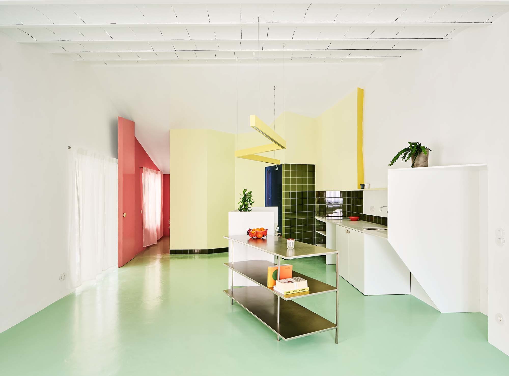 Eine blitzförmige Leuchte gibt die Form des Küchenblocks vor, der in das Wohnzimmer hineinragt. Eine blitzförmige Leuchte gibt die Form des Küchenblocks vor, der in das Wohnzimmer hineinragt.