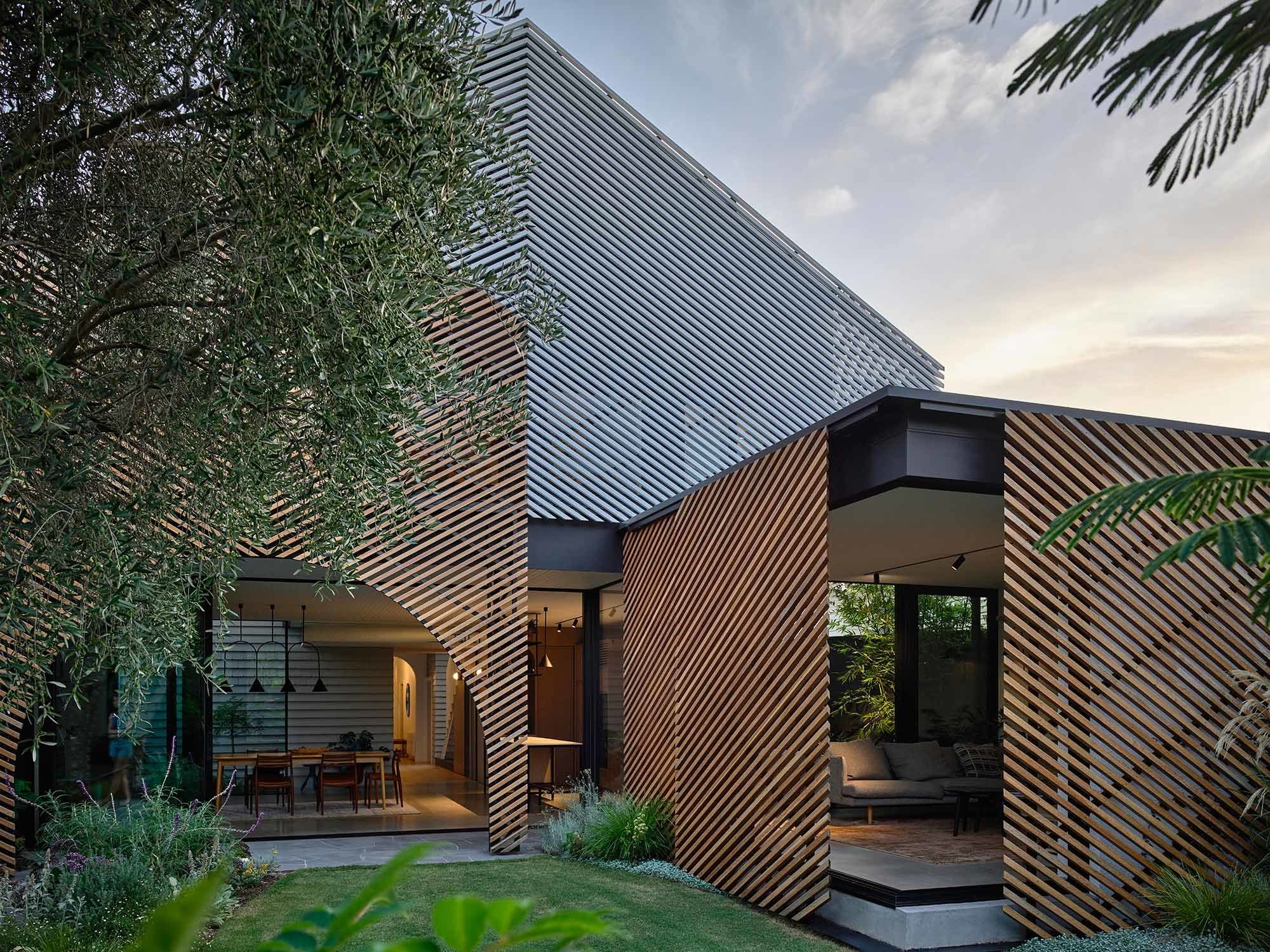 Eine geometrische Holzkonstruktion erweitert das Einfamilienhaus einer australischen Familie. In seiner Einfachheit orientiert sich das Clarke House von Austin Maynard Architects an japanischer Architektur.