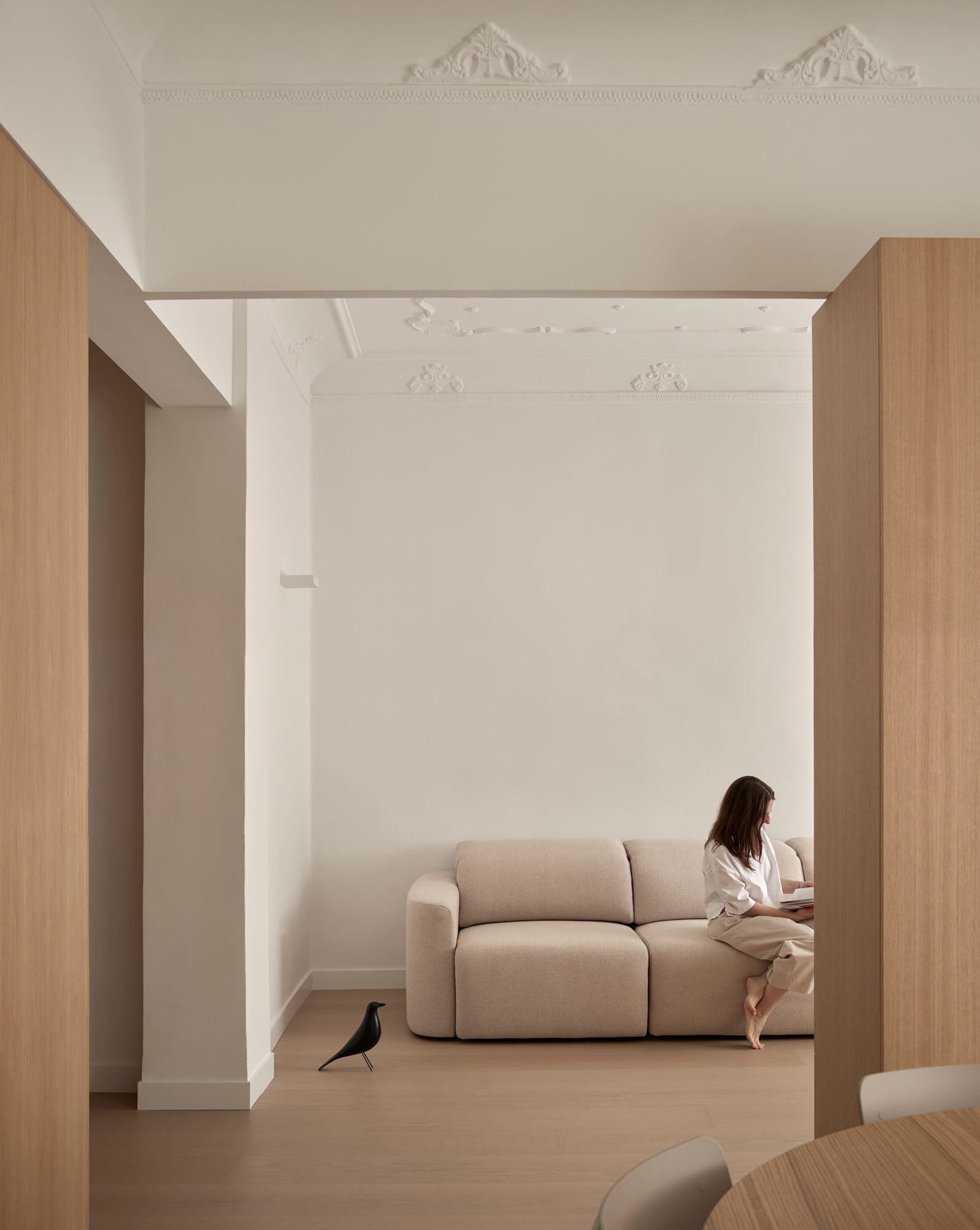 Die stuckverzierten Decken dienten als Richtschnur für die Unterteilung der Wohnung.