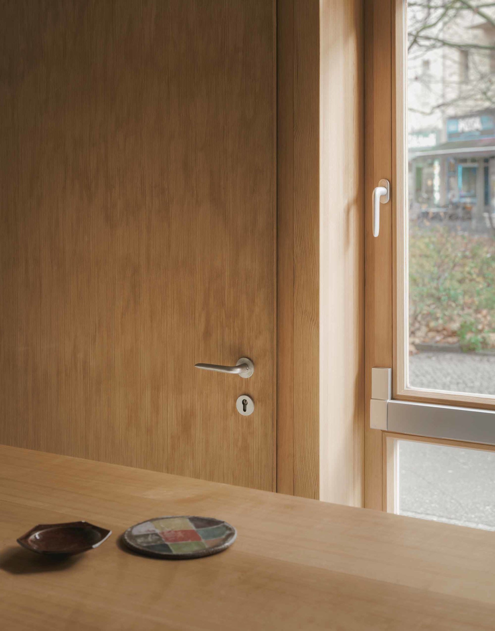 Erstmals in einem Projekt wurden die Tür- und Fensterklinken FSB 1292 von Foster + Partners Industrial Design in der Oberfläche Aluminium Pure verbaut.