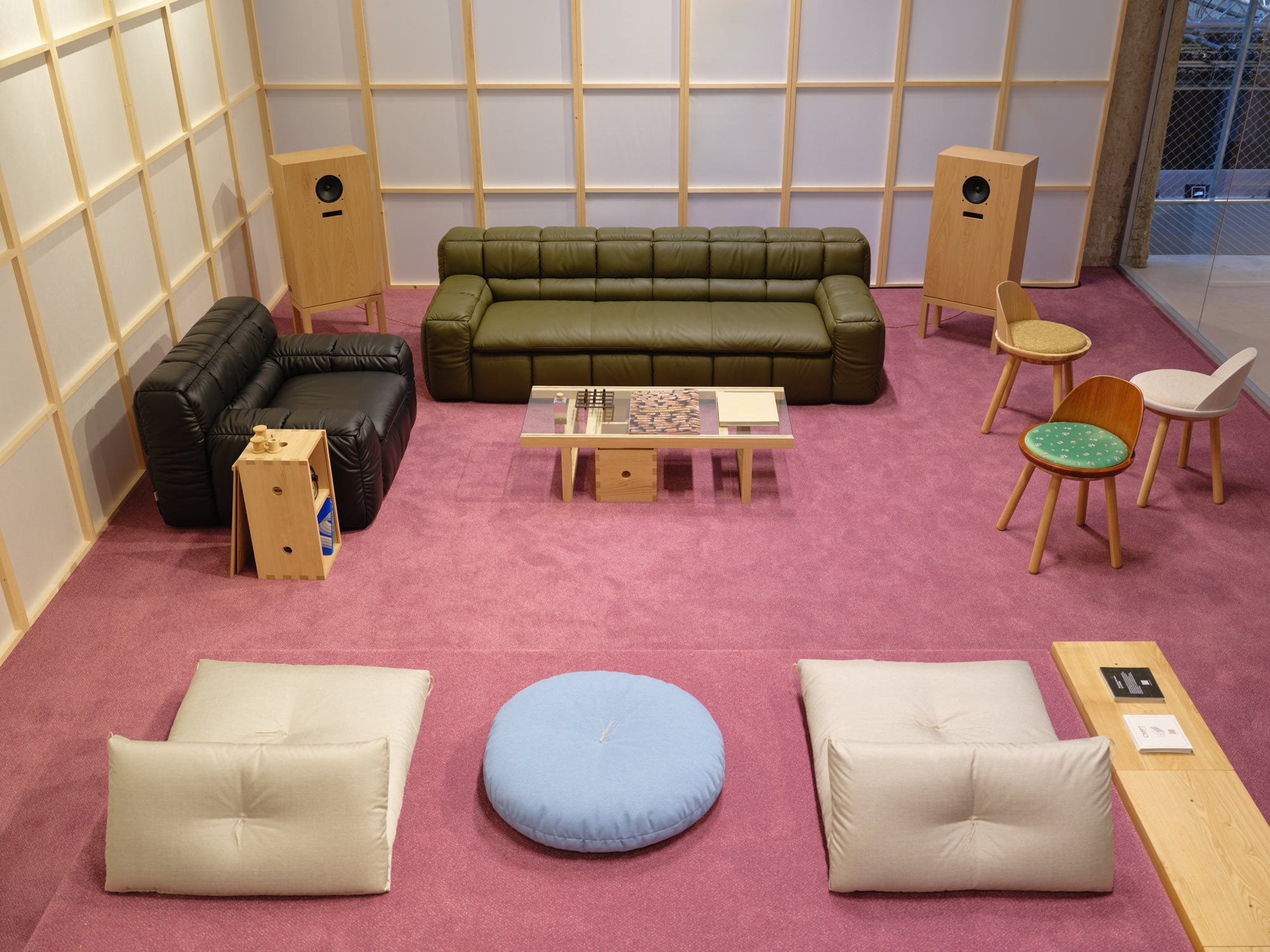 Die Ausstellung Research Published as Furniture des japanischen Möbelherstellers Karimoku im Capsule Plaza