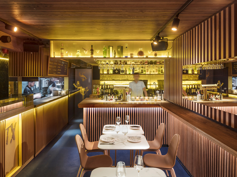 Rotlicht auf der Treppe - Projekte - baunetz interior|design