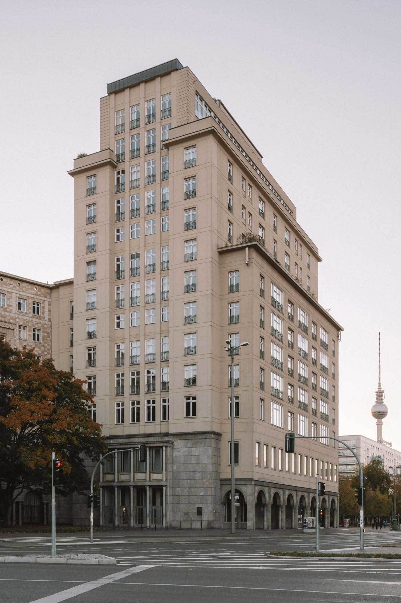 Das Hochhaus an der Karl-Marx-Allee: Hermann Henselmanns Bau von 1954 war einst das „Haus des Kindes" – heute Firmensitz der Berliner Schuhmarke Aeyde.