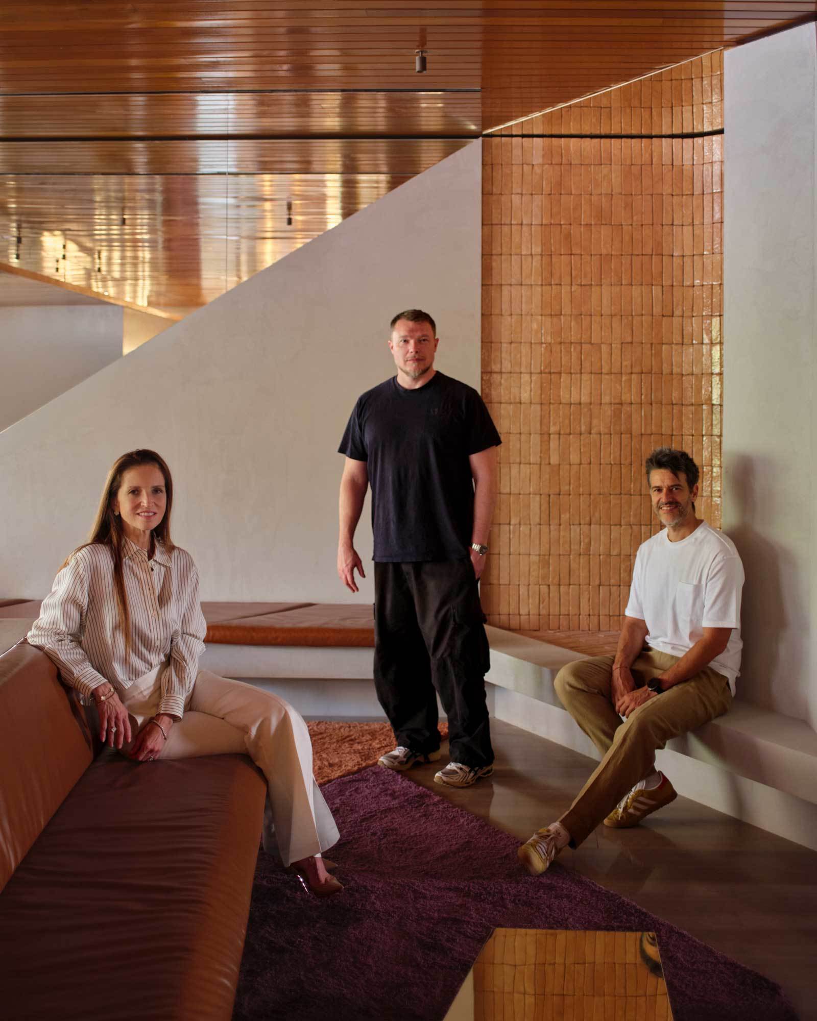 Die Geschwister Melanie und Philipp Aukenthaler führen das Hotel ihrer Eltern weiter. In der Mitte steht der Architekt und Designer Hannes Peer, ebenfalls ein Südtiroler, der aber in Mailand lebt.