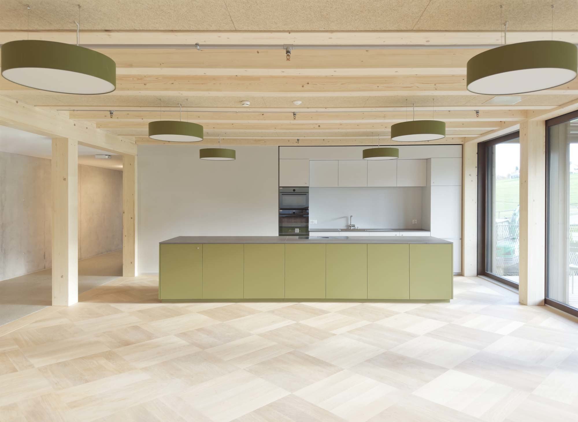 Als Holzbau geplant, sind auch die Innenräume von natürlichen Materialien bestimmt.