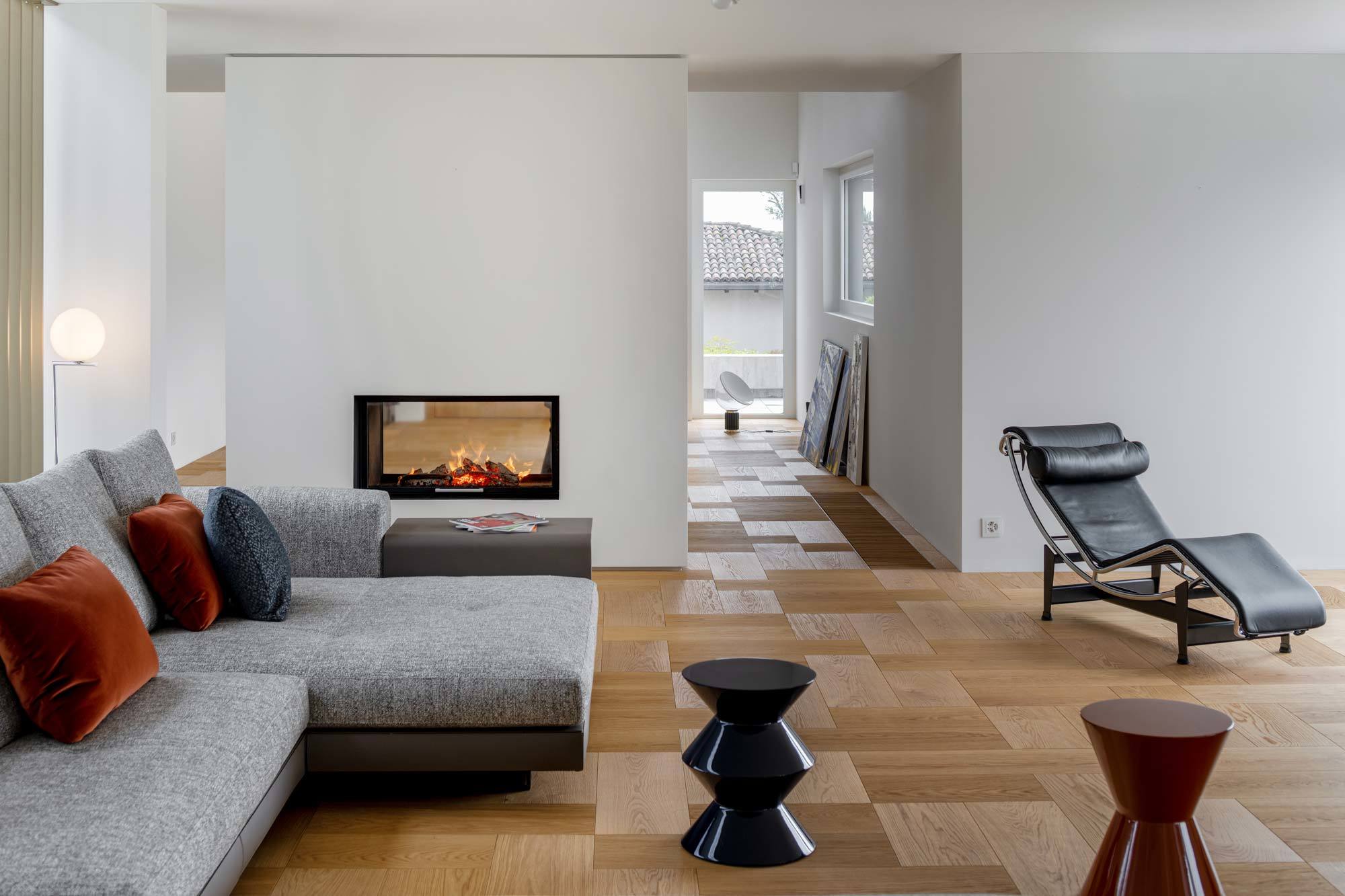 Das Parkett Formpark von Bauwerk Parkett lässt die Räume als Kontrast zur geradlinigen Architektur lebendig wirken.