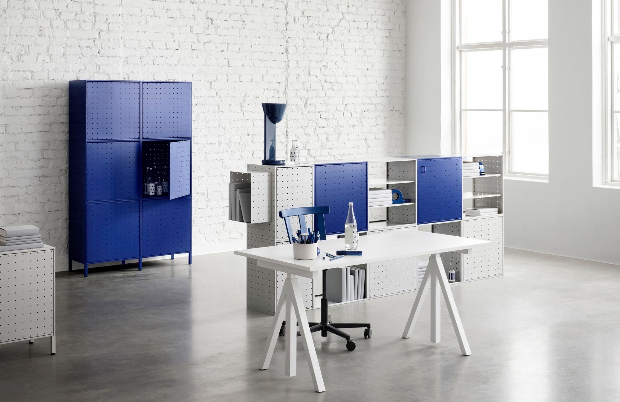 String Furniture hat zusammen mit dem Stockholmer Designstudio Form us with Love das modulare Stauraumsystem Center Center für hybride Arbeitsformen entwickelt. Es lässt sich nach dem Baukastenprinzip auf- und umbauen, gliedert Büroflächen und fördert Teamarbeit.