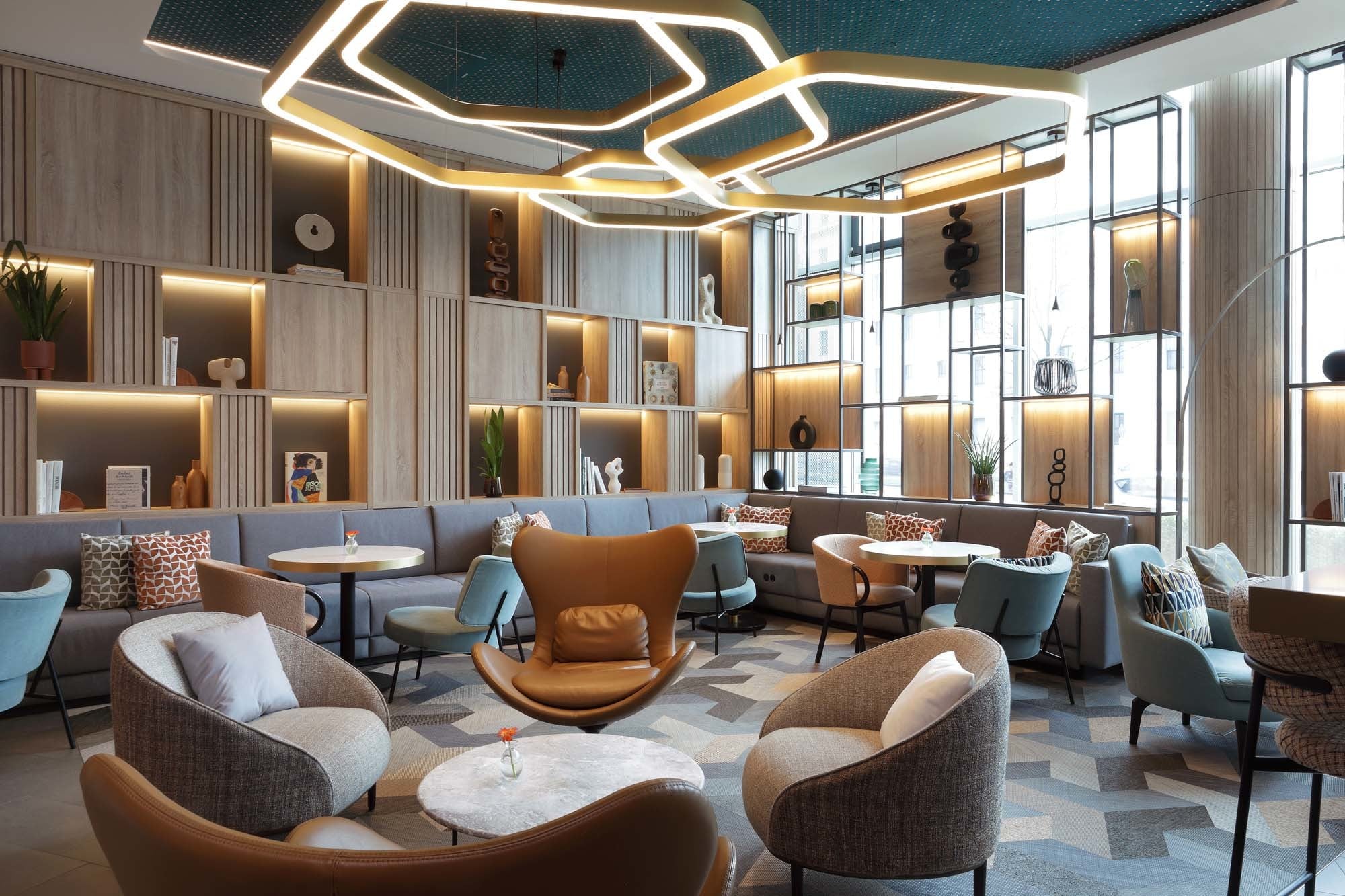 Die Open Lobby des Courtyard by Marriott Berlin City Center verbindet Lounge, Co-Working und Treffpunkt. Die Stromversorgung von EVOline wurde unauffällig in die Möblierung integriert.