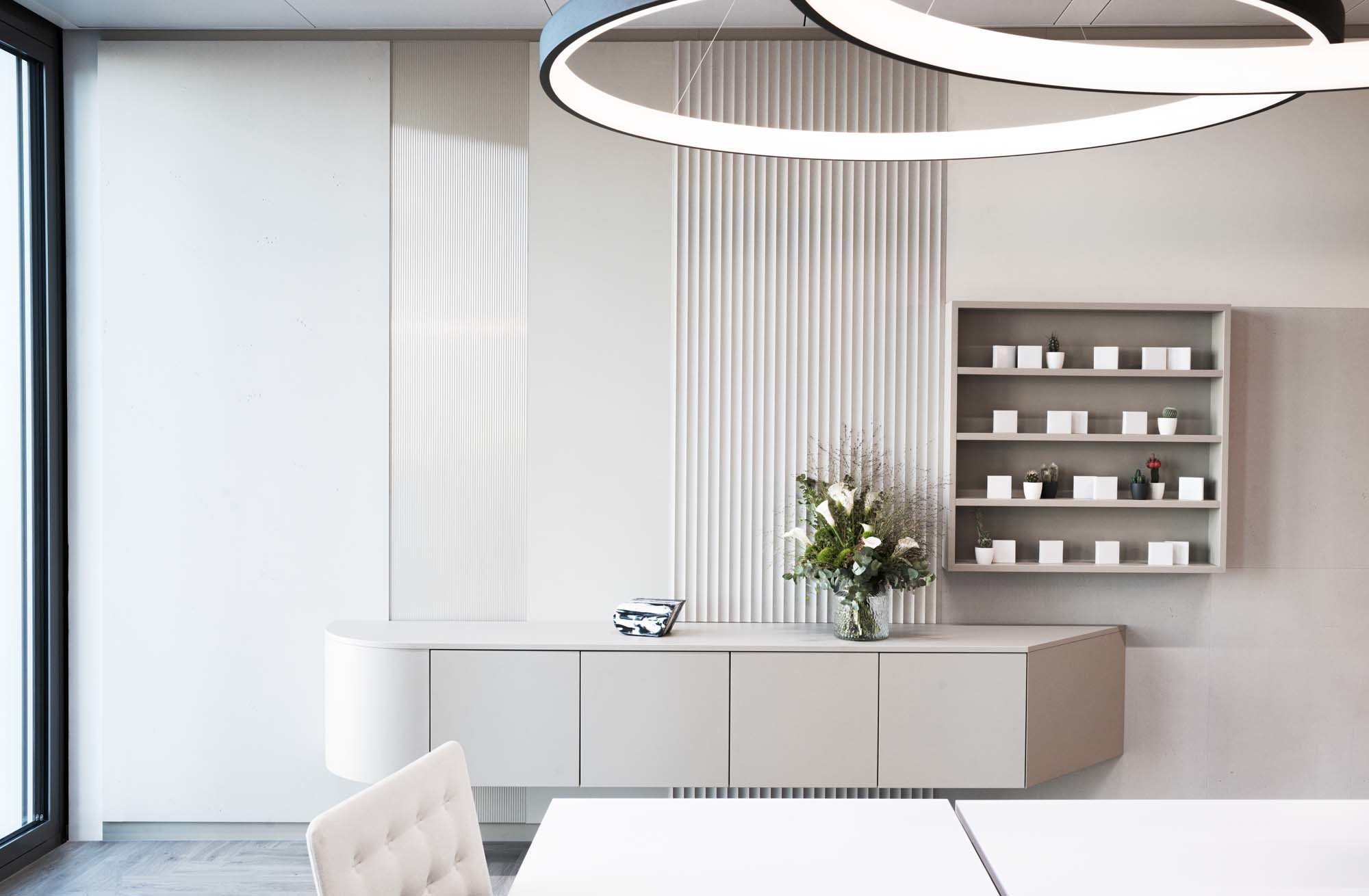 Goldbach Kirchner realisierte beim Projekt FOUR in Frankfurt am Main den hochwertigen Innenausbau und fertigte dafür rund 1.000 Quadratmeter maßgefertigte Möbel und Wandverkleidungen.