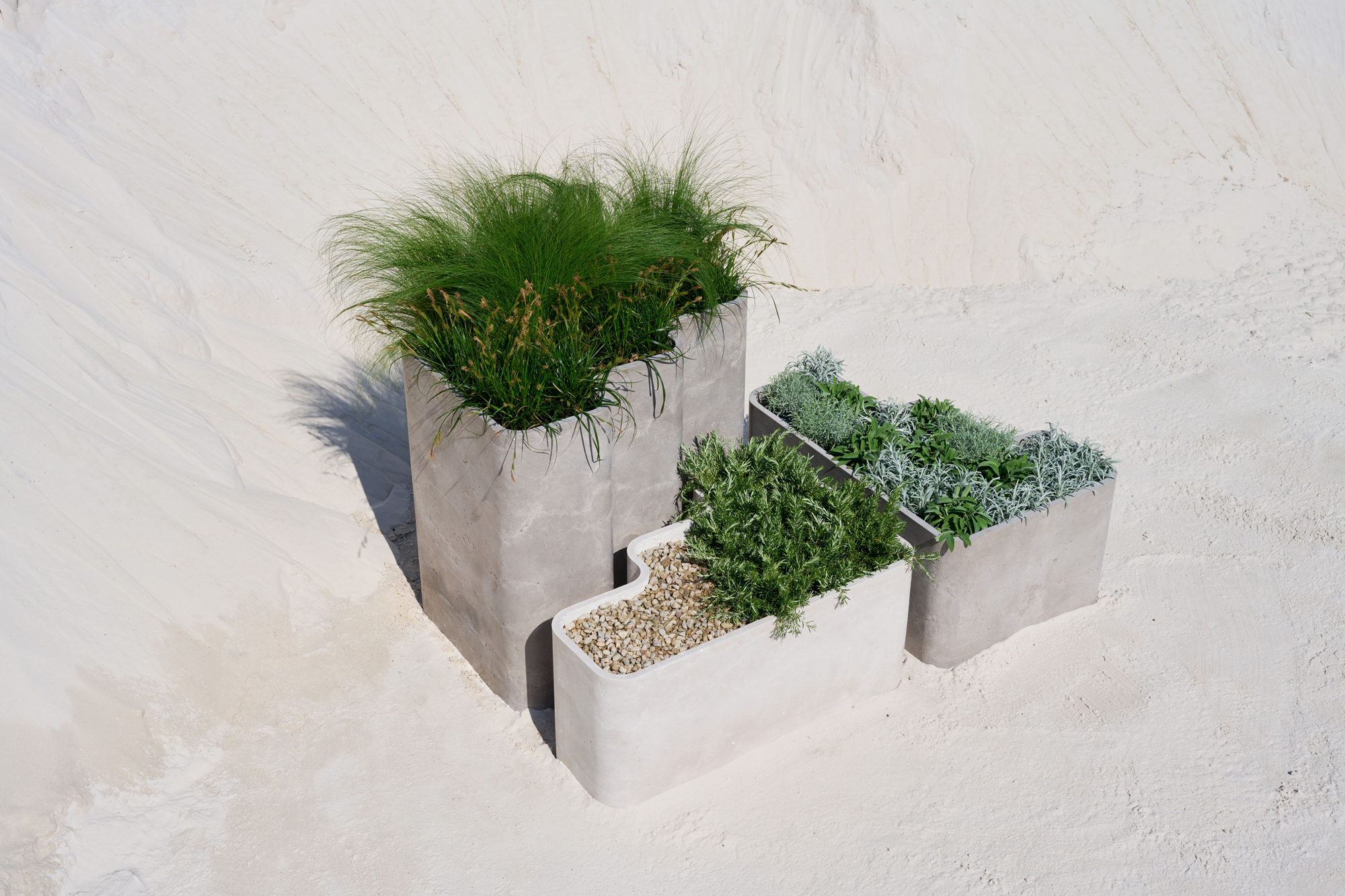 Eine leicht marmorierte Oberfläche gibt den Cascade-Pflanztrögen in den Farbtönen Sand und Taupe eine optische Tiefe.