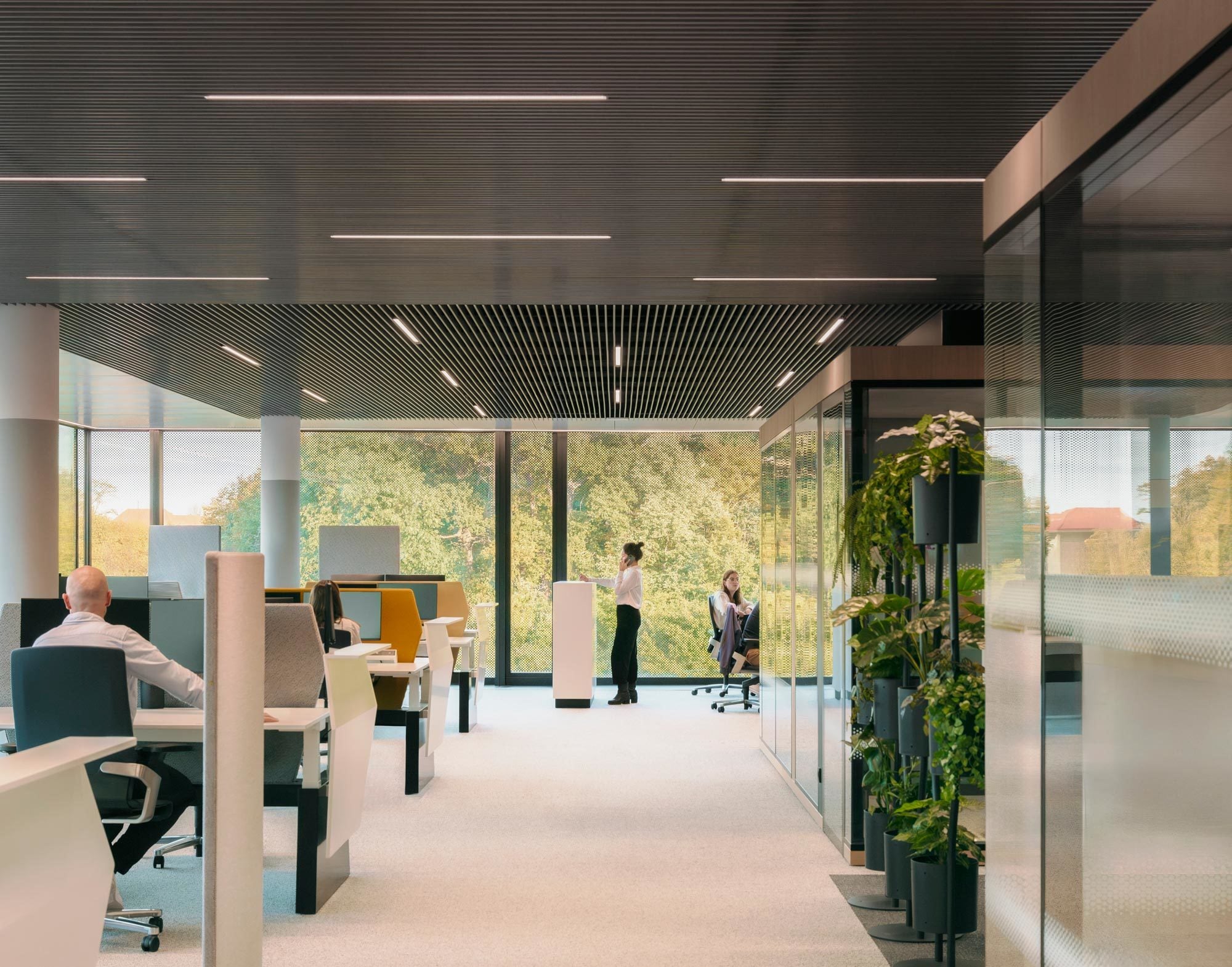 Die Arbeitsplätze im neuen Continental-Headquarter sind mit dem ON von Wilkhahn ausgestattet. Der Drehstuhl unterstützt das Bewegungssitzen und fügt sich in das flexible Raumkonzept von Ippolito Fleitz ein.