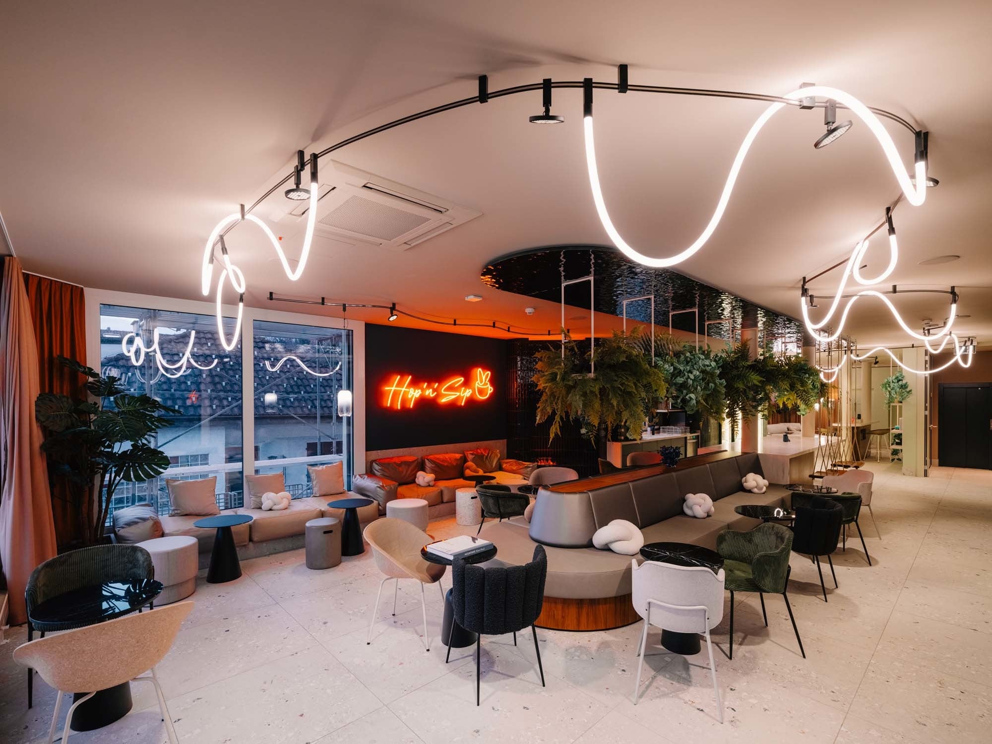 Das Lichtsystem Sylt setzt gemeinsam mit La Linea 25 und Helgoland 120 von Artemide die Lobby in Szene.