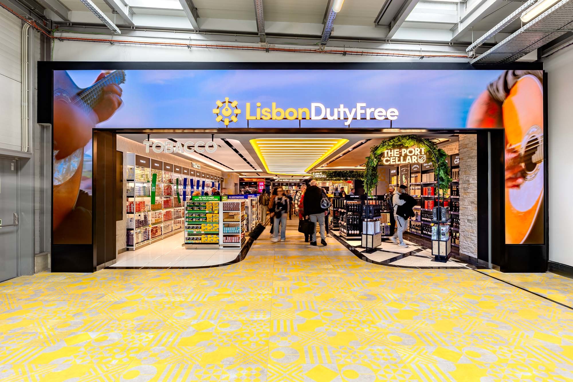 Duty-free-Shop in Lissabon von The Design Solution mit Boden von Iris Ceramica Group