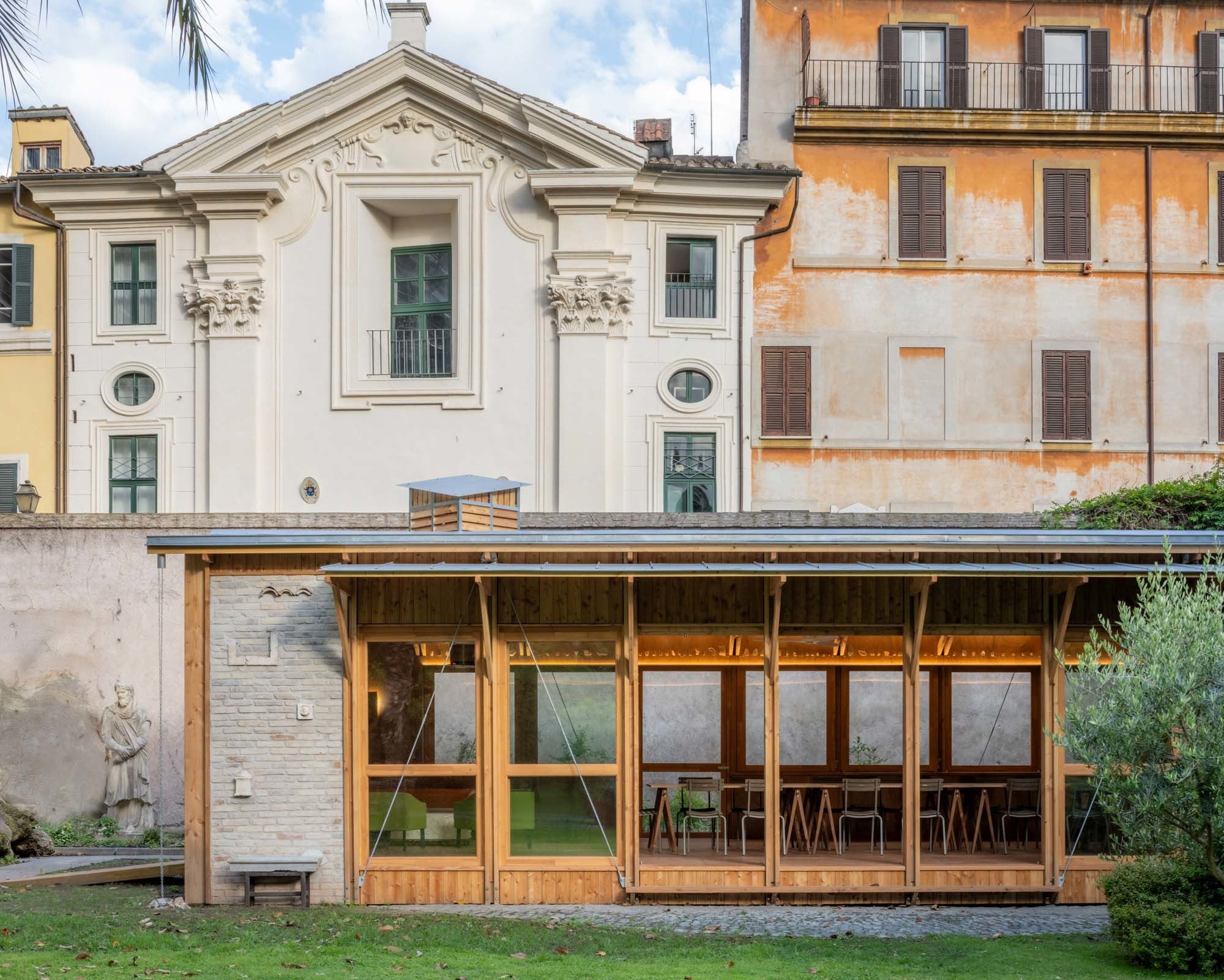Materra-Matang planten im Garten des römischen Palazzo Farnese einen schlichten Pavillon.