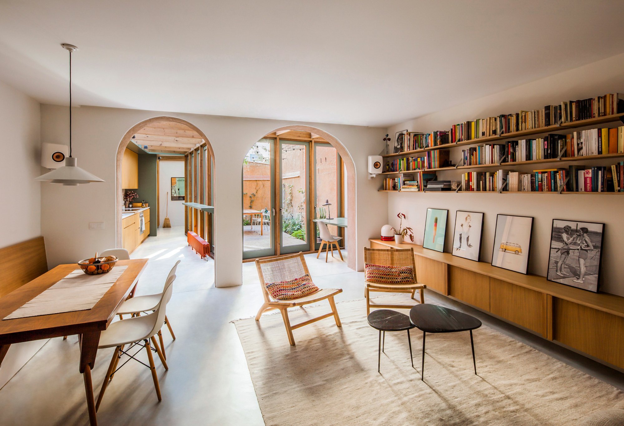 Anna & Eugeni Bach, Barcelona – Umbau eines Apartments im Stadtteil Sants: Der neue Anbau verwandelt einen Teil des Patios in einen lichtdurchfluteten Wohnbereich mit Mid-Century-Charme.