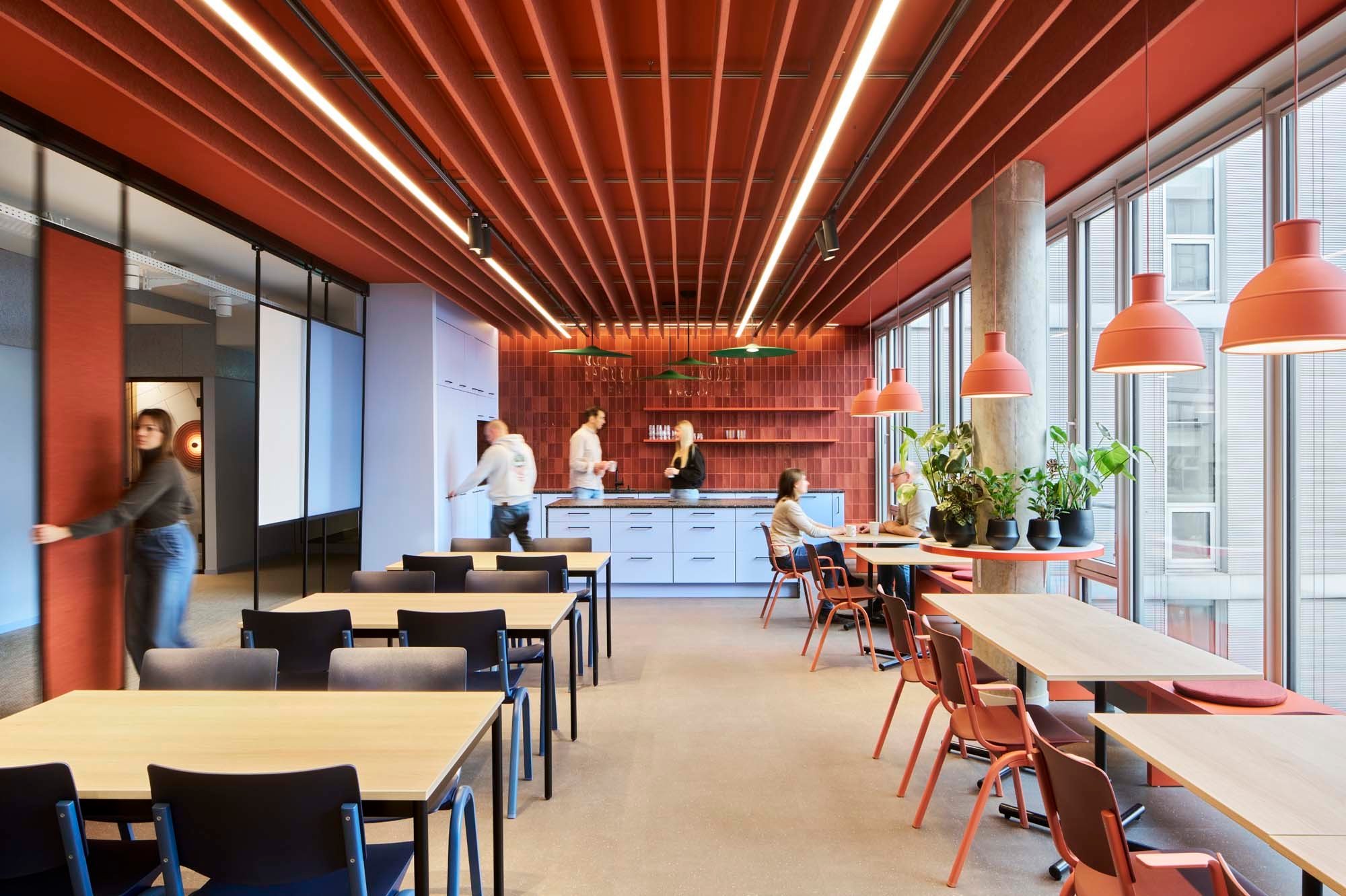 Lepel & Lepel aus Köln haben im H2 Office Duisburg die Büroetage der Stadtentwässerung in eine offene, moderne Arbeitswelt mit Atmosphäre und Haltung verwandelt.