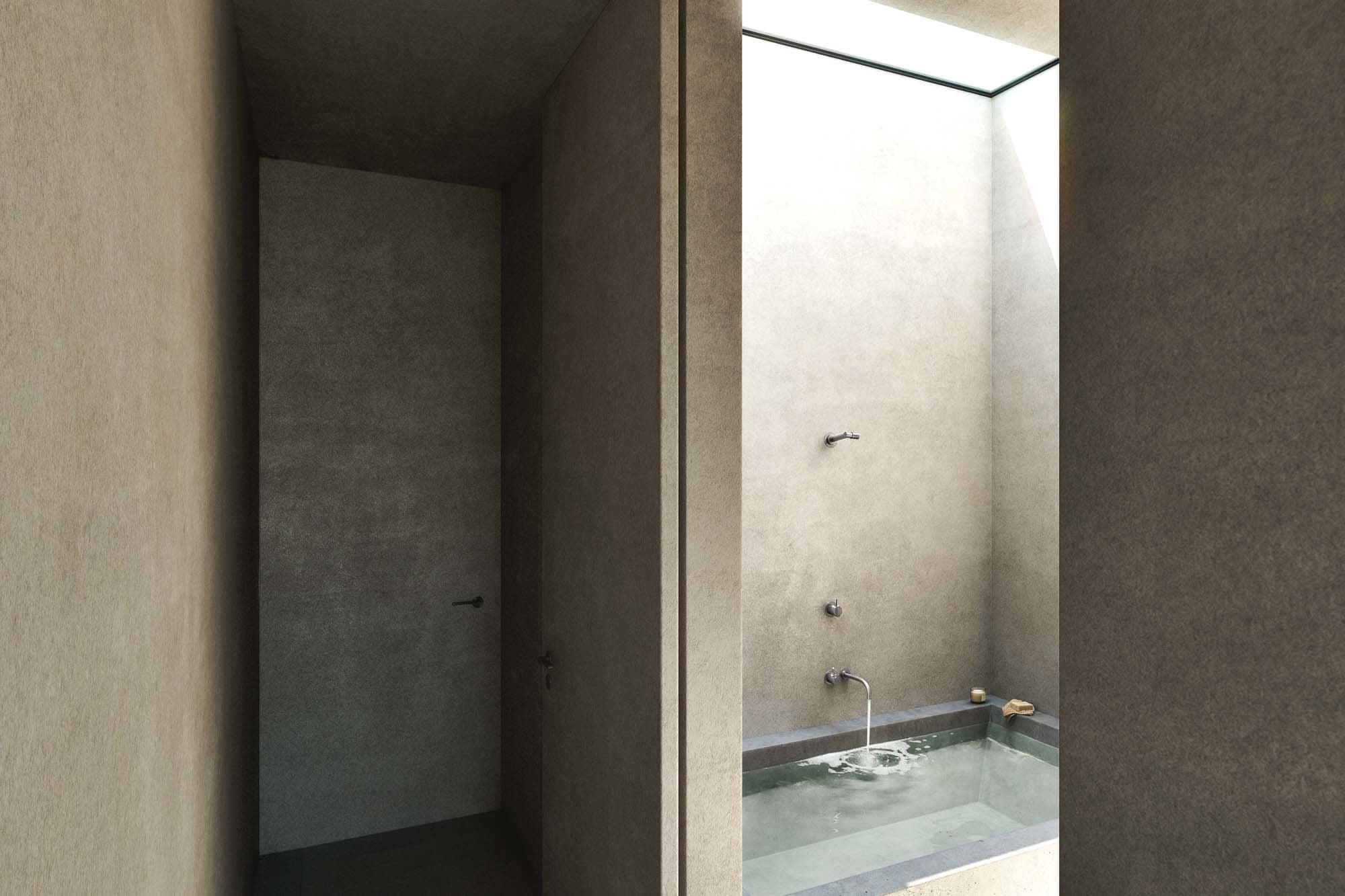 Wannen- und Duscharmatur 2111CM und 2281 in poliertem Edelstahl von VOLA im S House von Nicholas Schuybroek Architects