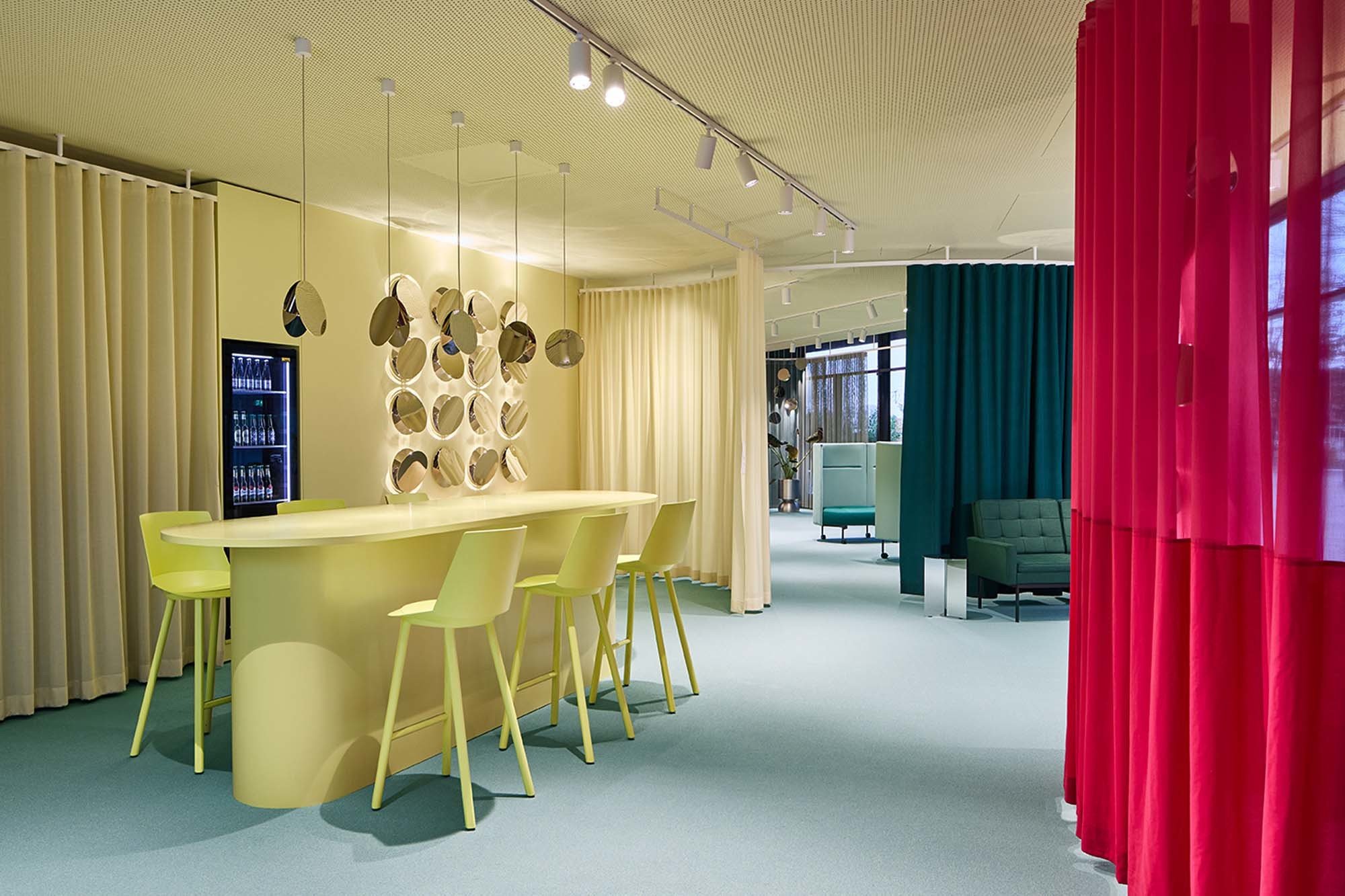 Neuer Clubraum im Spiegel-Verlag – gestaltet vom Designstudio Besau-Marguerre mit Hommage an Verner Panton Neuer Clubraum im Spiegel-Verlag – gestaltet vom Designstudio Besau-Marguerre mit Hommage an Verner Panton