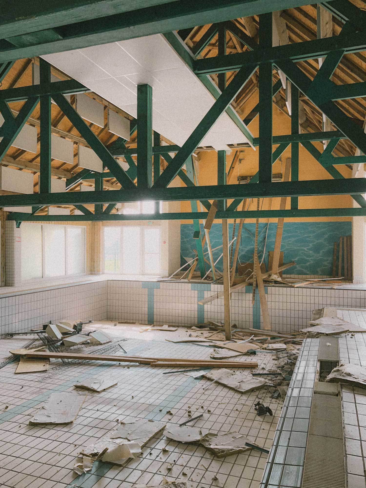 Der sanierungsbedürftige Bestandsbau konnte nicht mehr den Bedarf der Gemeinde decken. Im Zuge der Erweiterung wurde auch die Gestaltung der Innen- und Außenräume grundlegend verbessert.