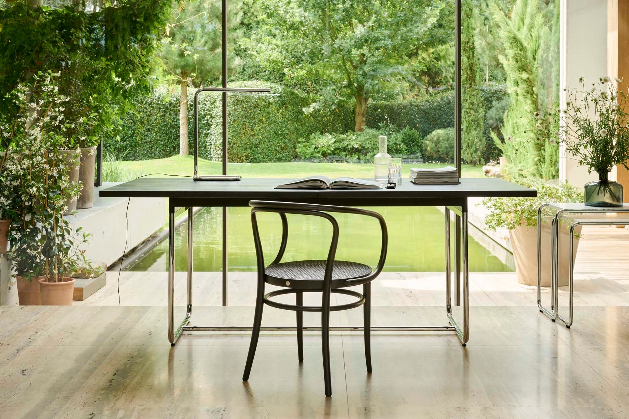 Natürlich changierendes Rattan-Geflecht – nachhaltiges Material bei Thonet Dark Melange