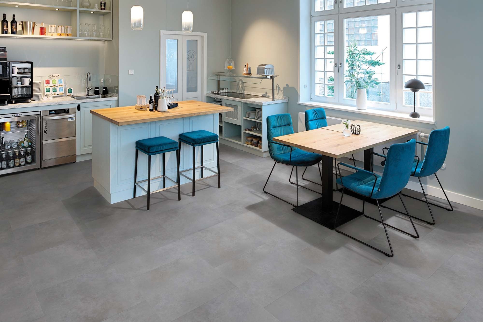 Neue moderne Dekore der TILE TRENDS COLLECTION erweitern die floors@work-Designböden von PROJECT FLOORS mit authentisch wirkenden Steinoptiken. Neue moderne Dekore der TILE TRENDS COLLECTION erweitern die floors@work-Designböden von PROJECT FLOORS mit authentisch wirkenden Steinoptiken.