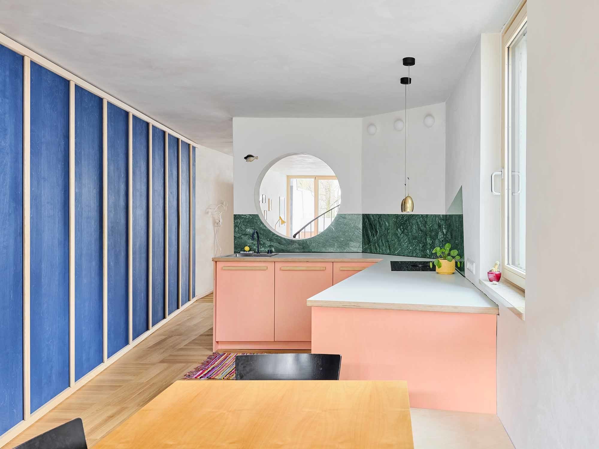 Polygonale Küche: Die schräge Arbeitsfläche bietet ausreichend Platz fürs Kochen und wird durch den grünen Marmor elegant akzentuiert. Polygonale Küche: Die schräge Arbeitsfläche bietet ausreichend Platz fürs Kochen und wird durch den grünen Marmor elegant akzentuiert.