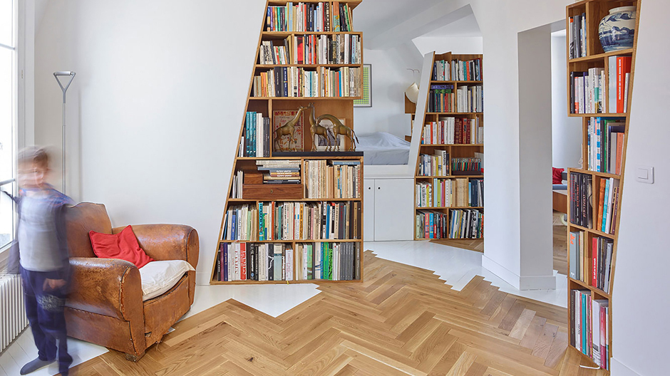 Schluss mit der Quarantänehaltung großer Büchersammlungen: Mit einem Dachumbau im vierten Pariser Arrondissement zeigt das Büro <i>h2o architects</i>, wie eine stattliche Fülle an Lesestoff auch ohne separate Heimbibliothek zu bewältigen ist: Als spielerisches Medium der Raumgestaltung. Schluss mit der Quarantänehaltung großer Büchersammlungen: Mit einem Dachumbau im vierten Pariser Arrondissement zeigt das Büro h2o architects, wie eine stattliche Fülle an Lesestoff auch ohne separate Heimbibliothek zu bewältigen ist: Als spielerisches Medium der Raumgestaltung.