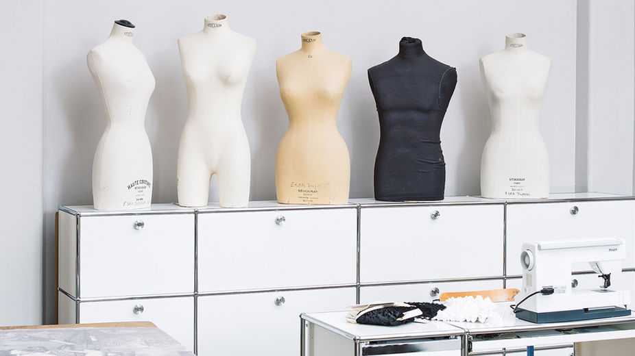 At the École Duperré fashion and textile academy in Paris, everyday life has been put into regular order. Instead of a jumble of different storage furniture and tables, continuity and clarity have been prioritized. The furnishings are understood as an active tool that facilitates the work process.