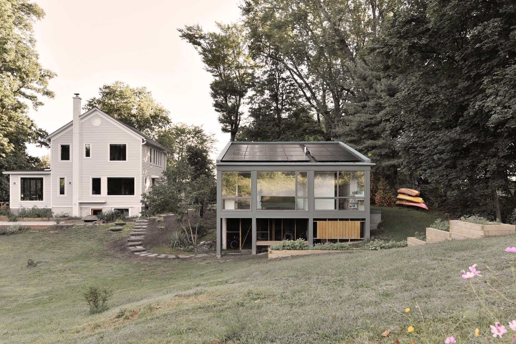 Im Hudson Valley, rund zwei Autostunden nördlich von Manhattan, hat das Architekturbüro Ballman Khapalova für die Malerin Natasha Sweeten ein Atelier errichtet. Die Kunstproduktion startete bereits bei Baubeginn. Im Hudson Valley, rund zwei Autostunden nördlich von Manhattan, hat das Architekturbüro Ballman Khapalova für die Malerin Natasha Sweeten ein Atelier errichtet. Die Kunstproduktion startete bereits bei Baubeginn.
