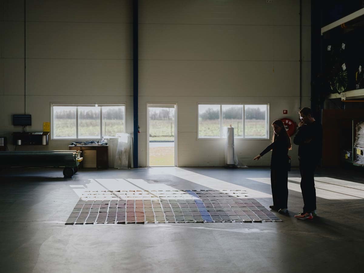 Snøhetta und Ege Carpets bei der Farbselektion in der Produktionshalle