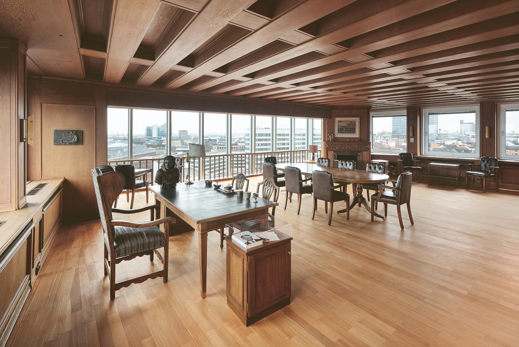 In Axel Springers ehemaligem Büro ließen gmp Architekten das Parkett sorgfältig aufarbeiten.