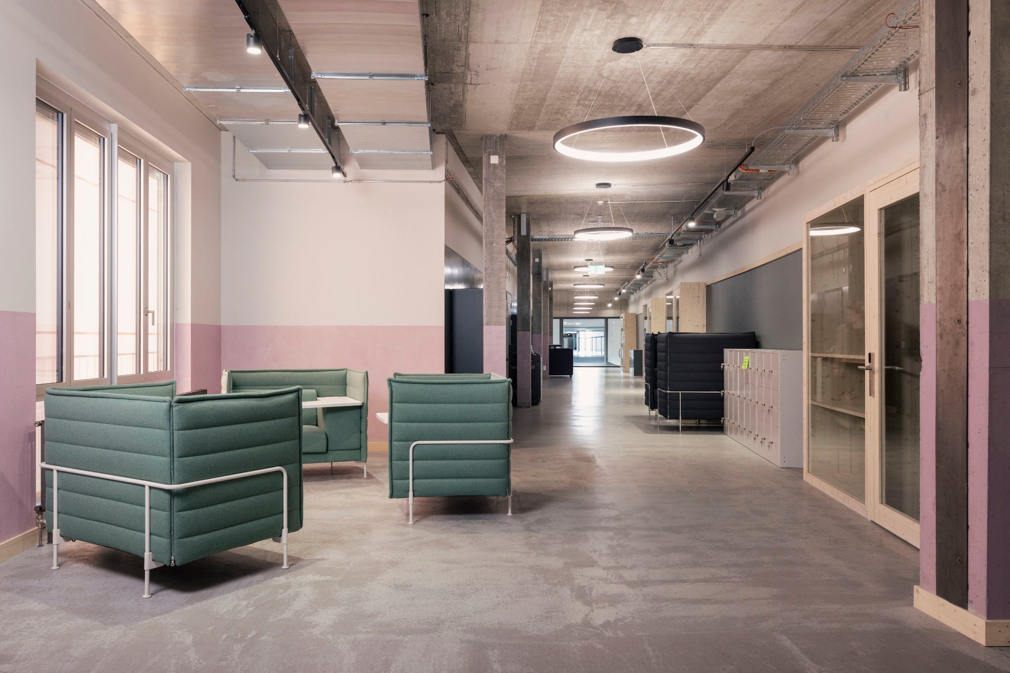 Die Alkovensofas von Ronan und Erwan Bouroullec für Vitra werden als Orte des Rückzugs und der Konzentration genutzt.