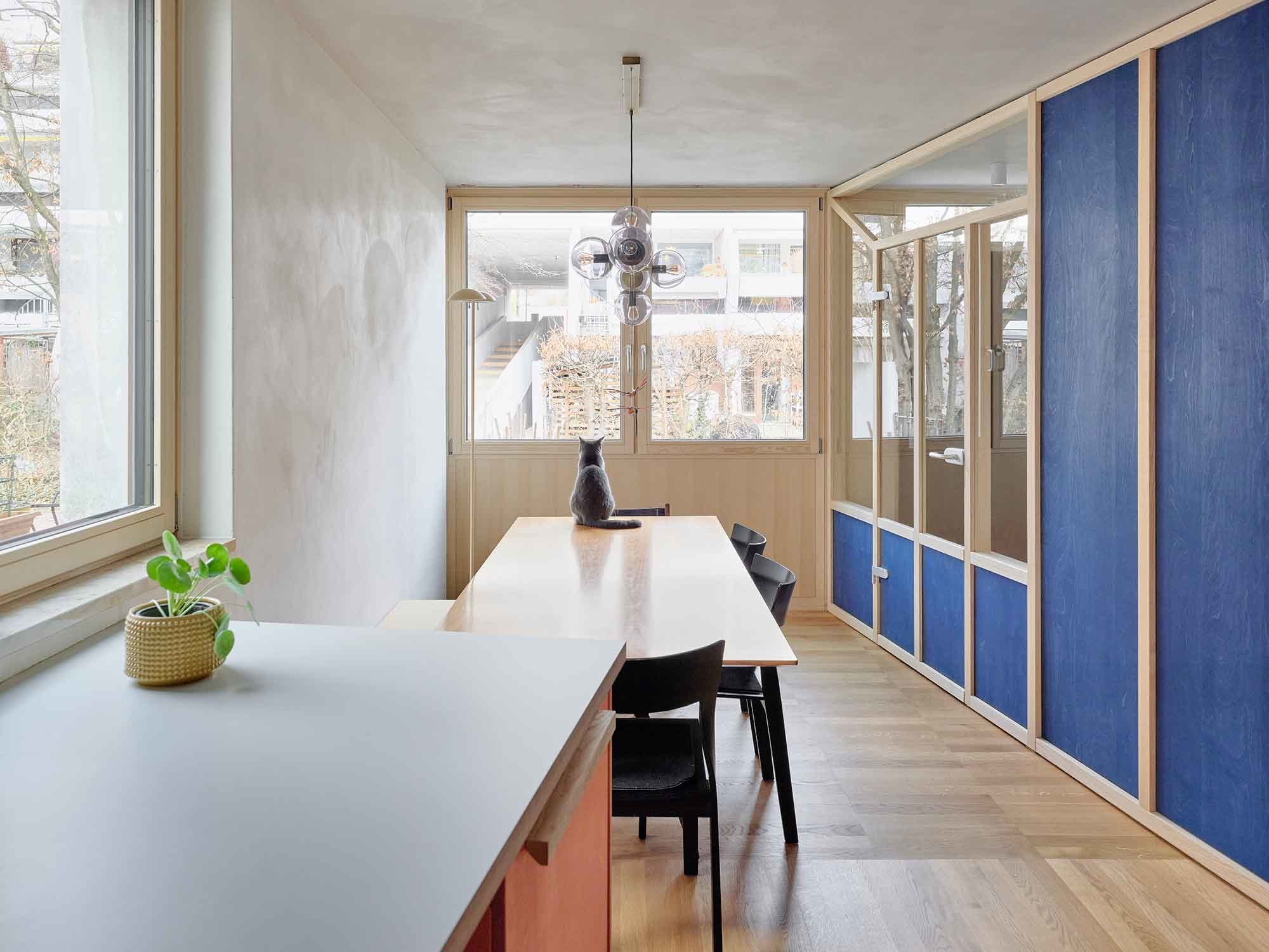 Eingangsbereich mit dreieckigem Einbau. Schrank und Windfang verbinden auf ungewöhnliche Weise Flur, Küche und Wohnzimmer.