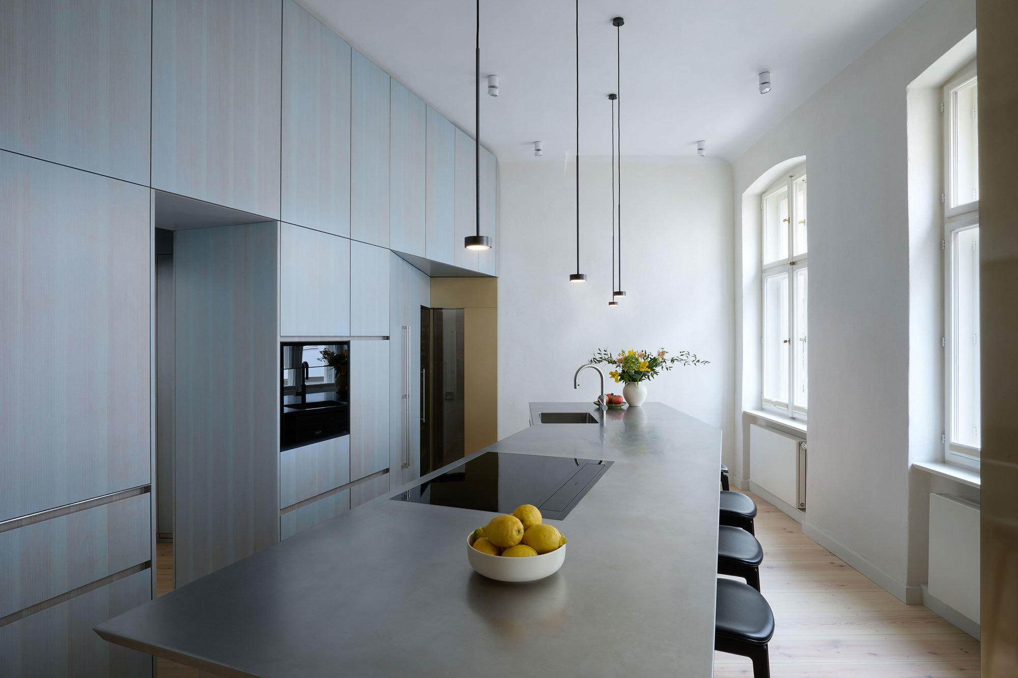 Der schwebend wirkenden Arbeitsfläche nahmen die Architekt*innen von Into Stories ihre Massivität, indem sie diese leicht überkragen ließen – wie bei einem Tisch.