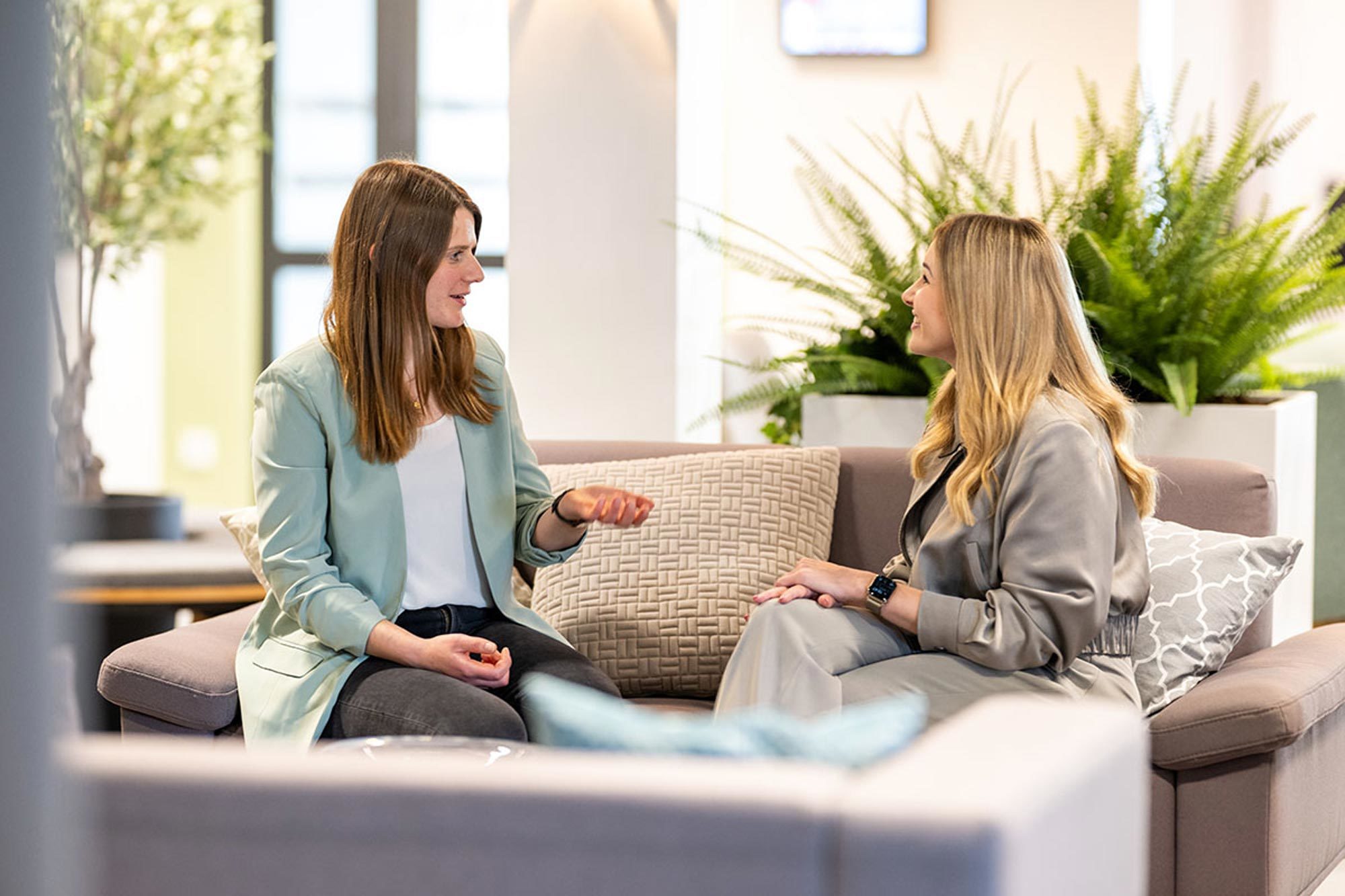 Geschäftsführerin Karla Aßmann (rechts) im Gespräch mit Dr. Julia Koch