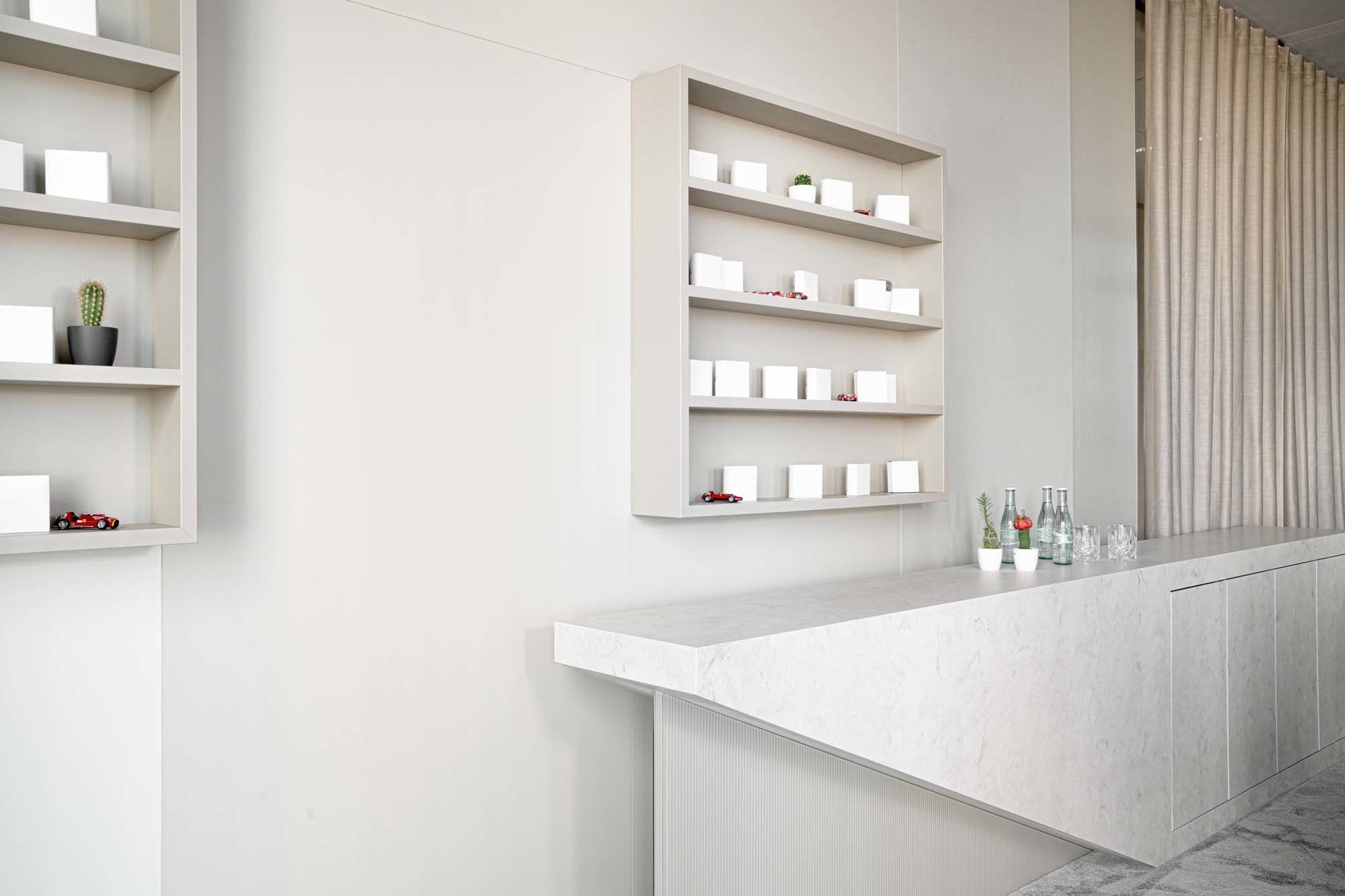 Präzise ausgeführte Wandverkleidungen und Einbaumöbel schaffen im Konferenzraum eine ruhige, konzentrierte Arbeitsatmosphäre.