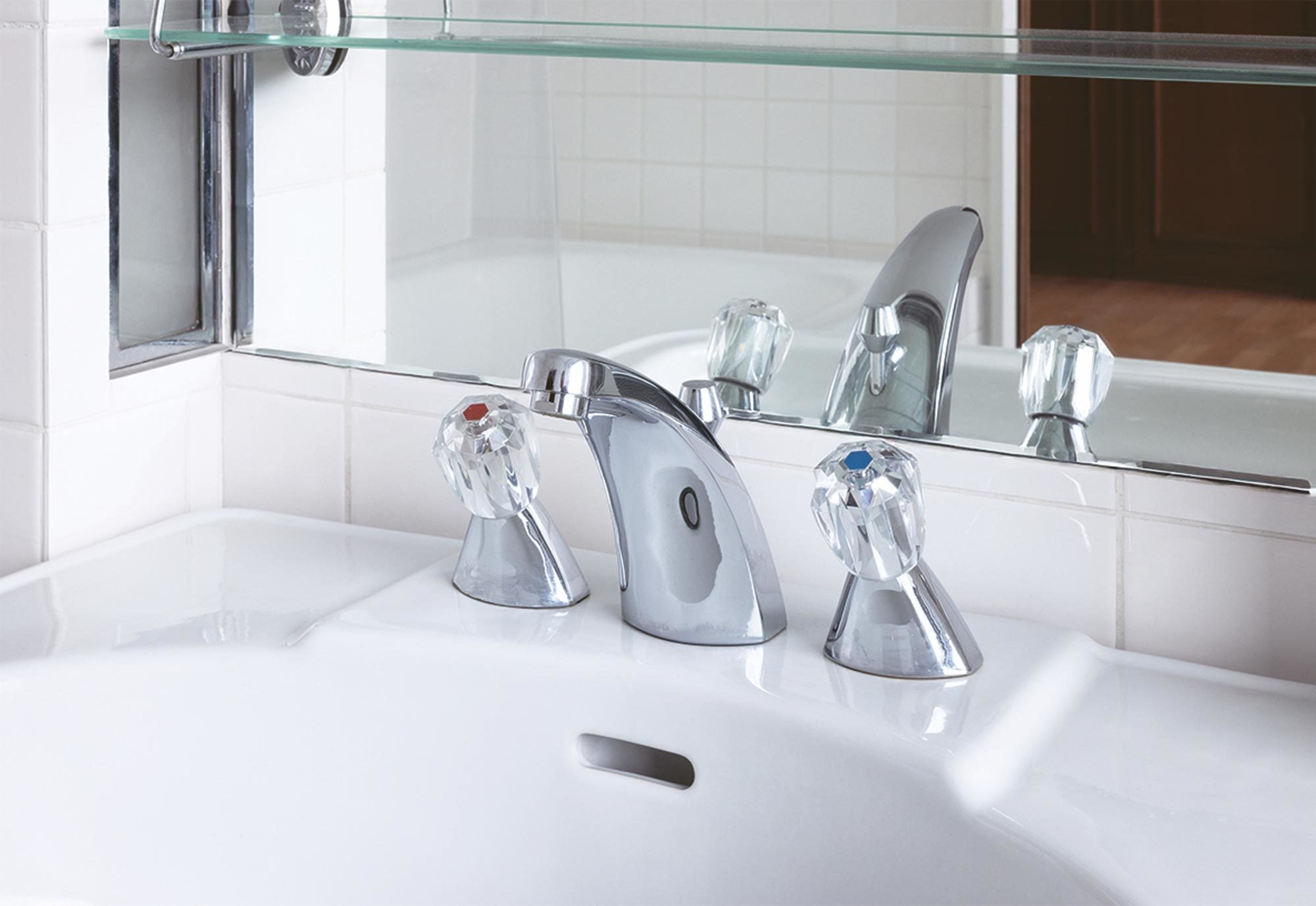 Armaturen der GROHE-Linie Atlanta Exquisite aus den Jahren 1970 bis 1983 blieben erhalten. Dass sie Jahrzehnte überstanden haben, ohne Schaden zu nehmen, ist ihren Brillant-Griffen zu verdanken.