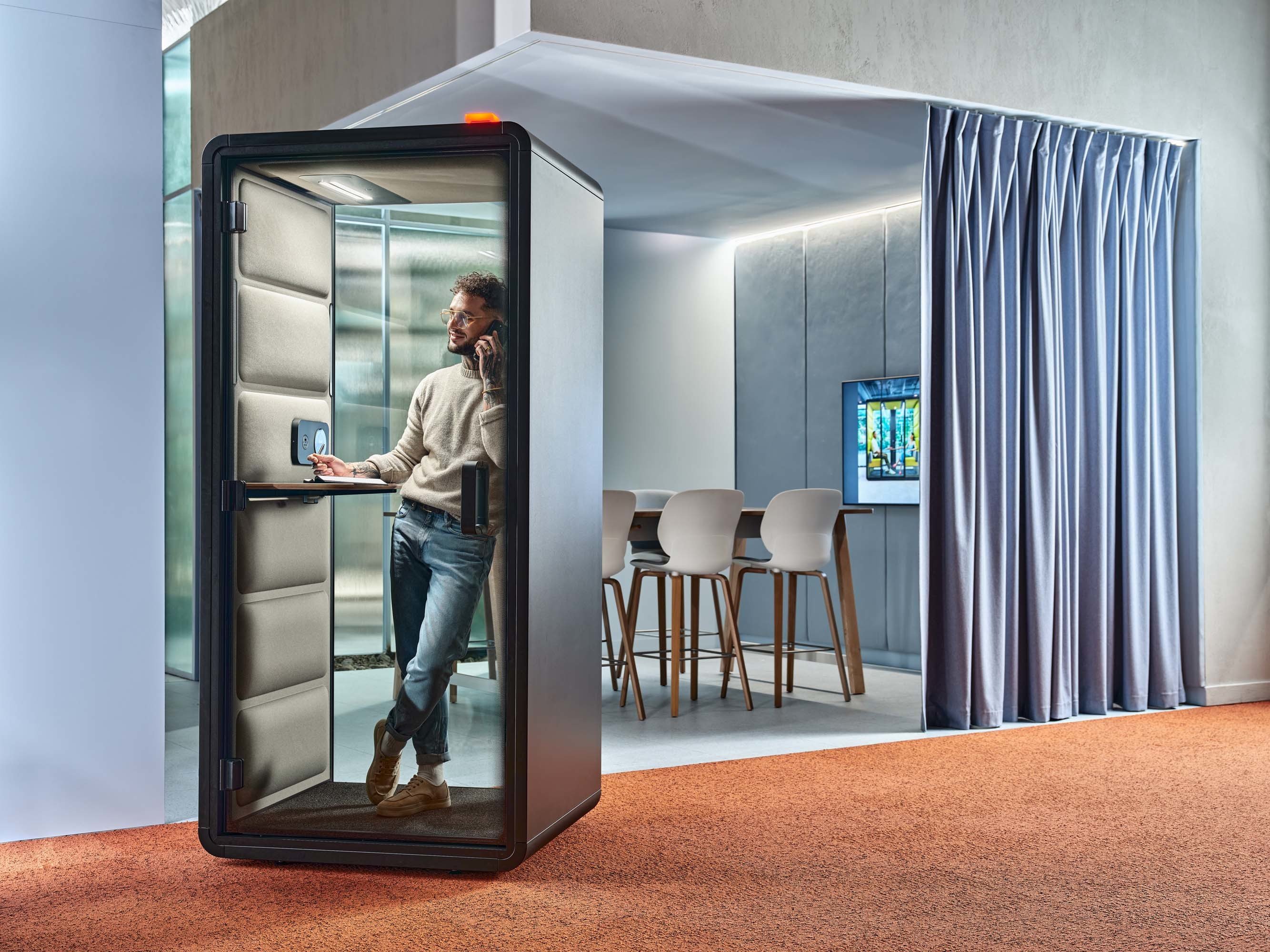 Der hushFree.XS-Pod bietet privaten Raum für störungsfreie Telefongespräche oder Videokonferenzen.