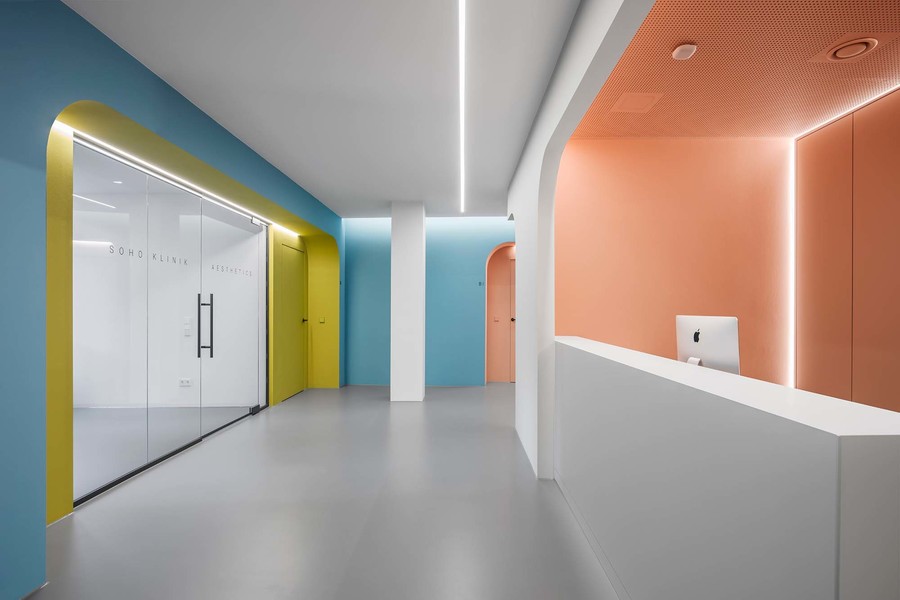 At SOHO Aesthetics, a practice clinic for plastic and aesthetic surgery, 12:43 Architects put the color concept at the center of the design.