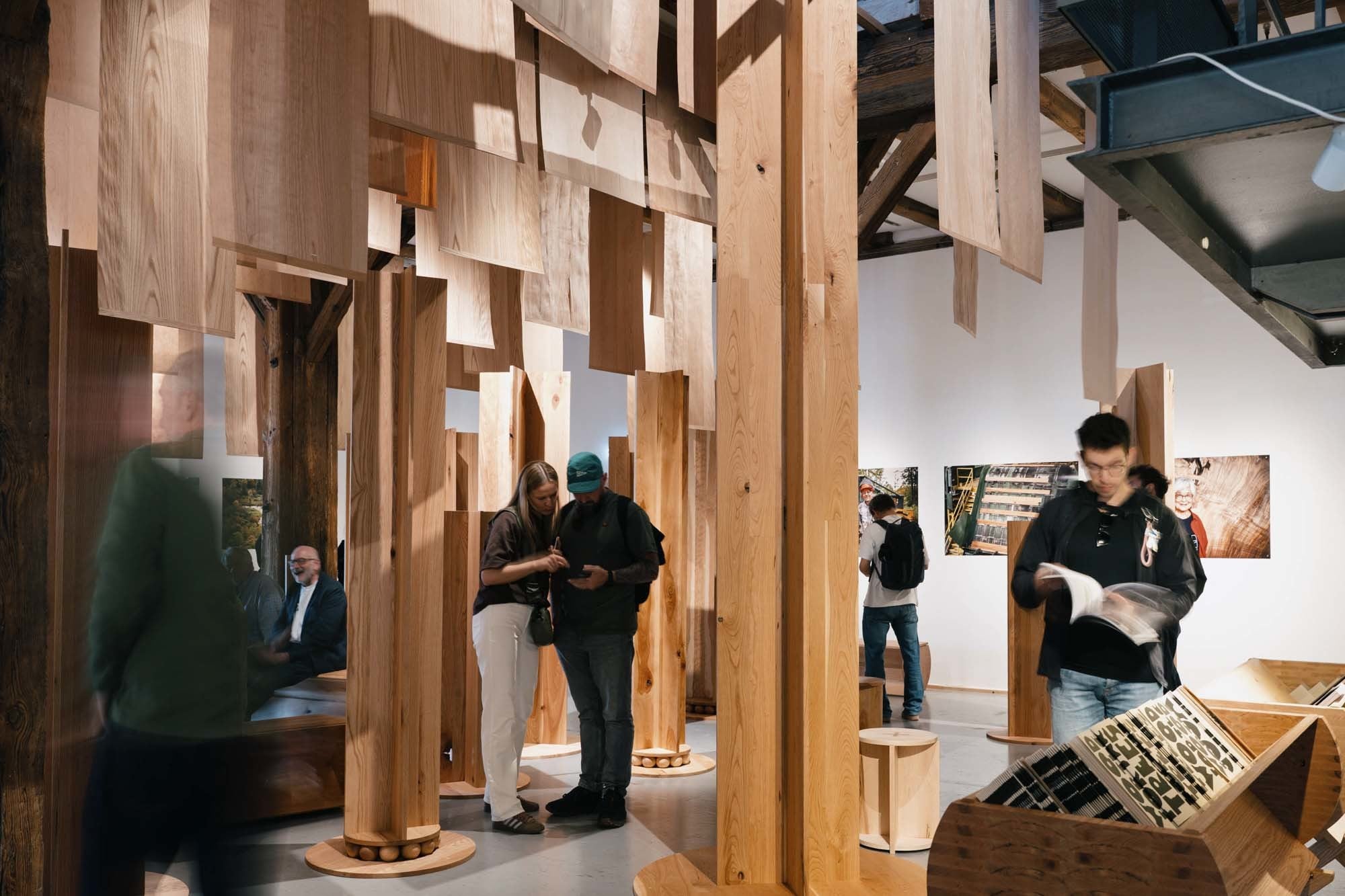 AHEC veranschaulichte mit der vom Londoner Designstudio Mitre & Mondays entworfenen Installation die Wertschöpfungskette von Laubholz – vom Wald über die Forstwirtschaft bis zur Nutzung als Werkstoff.