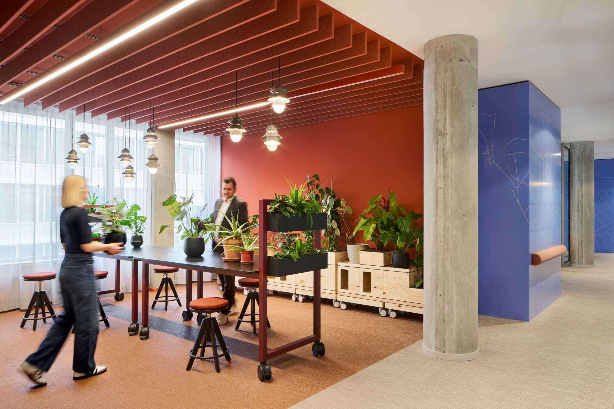 Urban-Gardening-Flächen holen die Natur ins Büro. Es sind Orte, an denen Mitarbeitende kurze Pausen genießen können.