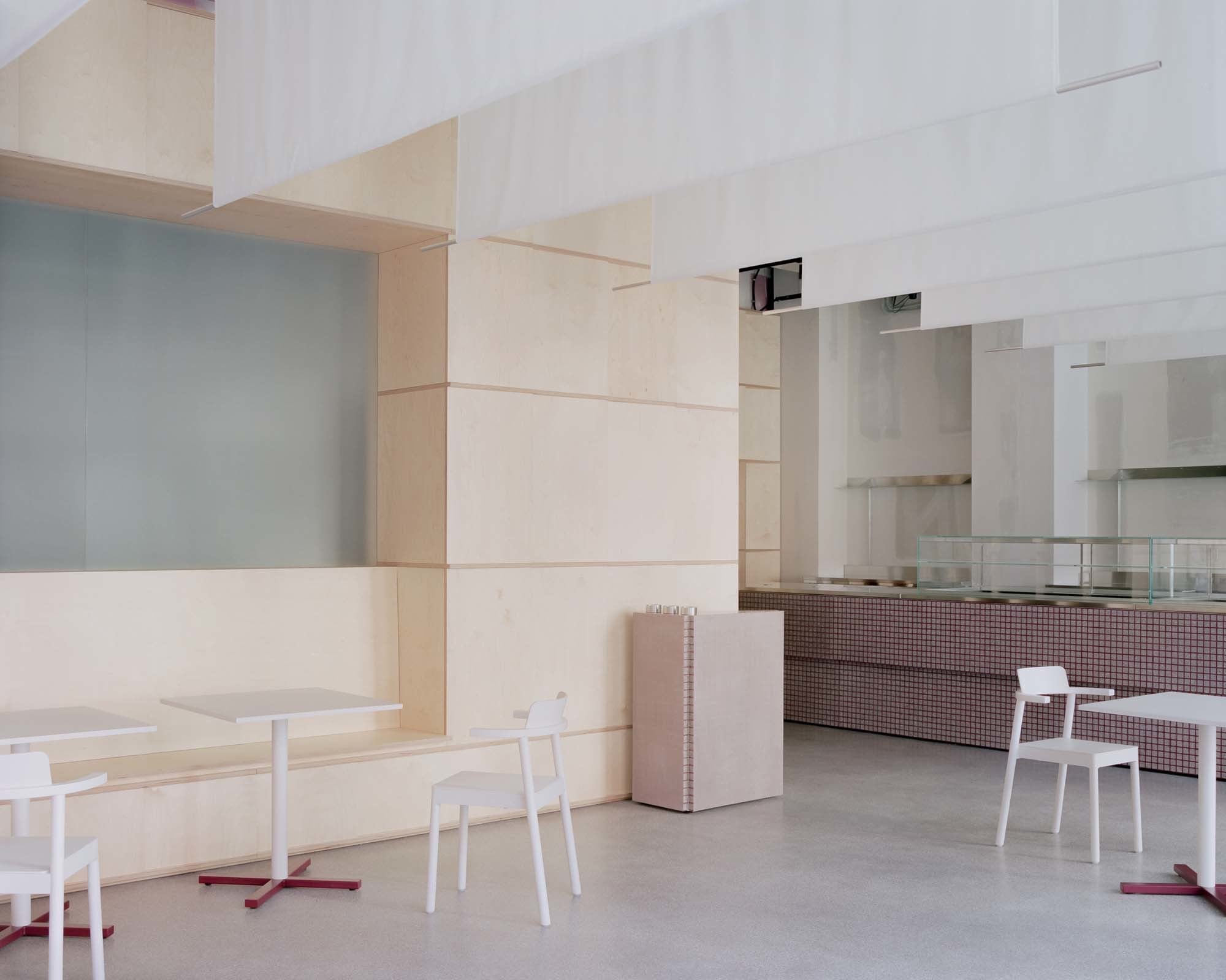 Für das PAN deli in Mailand entwickelte Studio Wok ein Interieur, das von einer reduzierten Materialpalette geprägt ist. Holz, Beton und rote Glasfaser-Gitterpaneele bestimmen den Raum, dessen sichtbare Materialität die Verbindung italienischer und japanischer Einflüsse widerspiegelt.