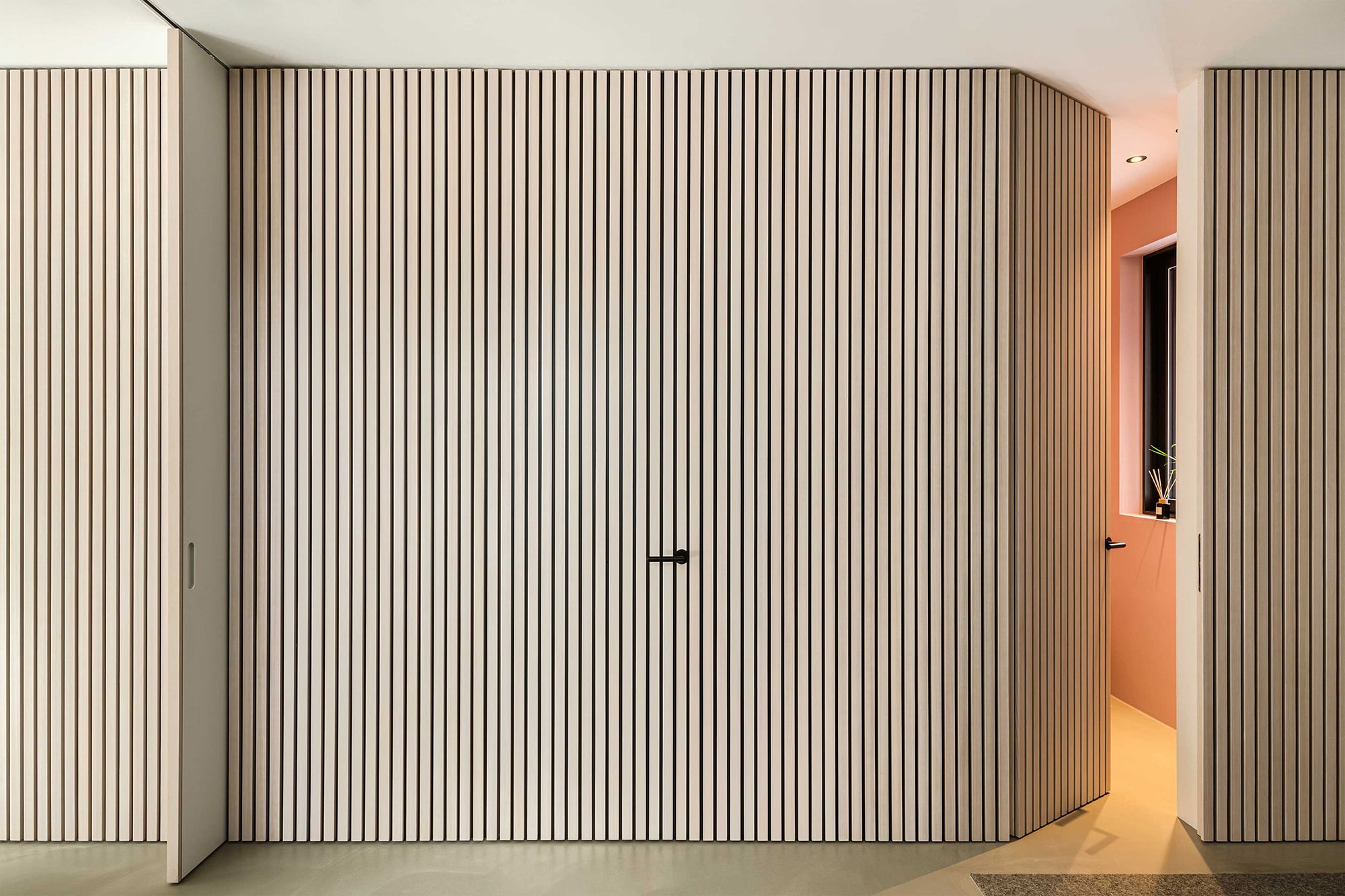 Türgriff Rhodos von Karcher aus Edelstahl im Farbton Kosmos Schwarz. Projekt: Wohnhaus in München von Lisa Noss Architektur