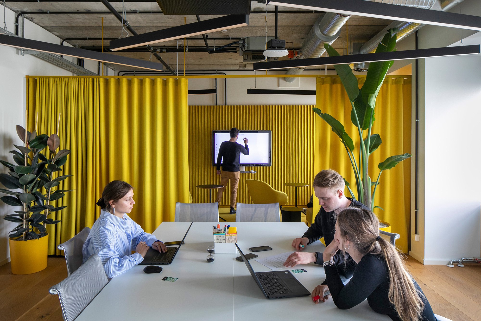 Da Teams nicht immer vollständig vor Ort sind, braucht es technische Lösungen für Gleichberechtigung in hybriden Meetings sowie räumliche Angebote für vertrauliche Gespräche. Im Bild: Bürowelt von MVRDV für Shopify in Berlin